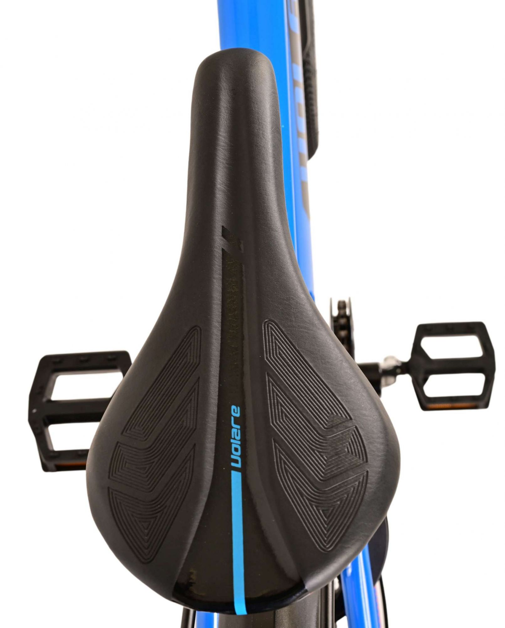 Schwarzer Fahrradsattel mit blauem Streifen. Weißer Hintergrund.