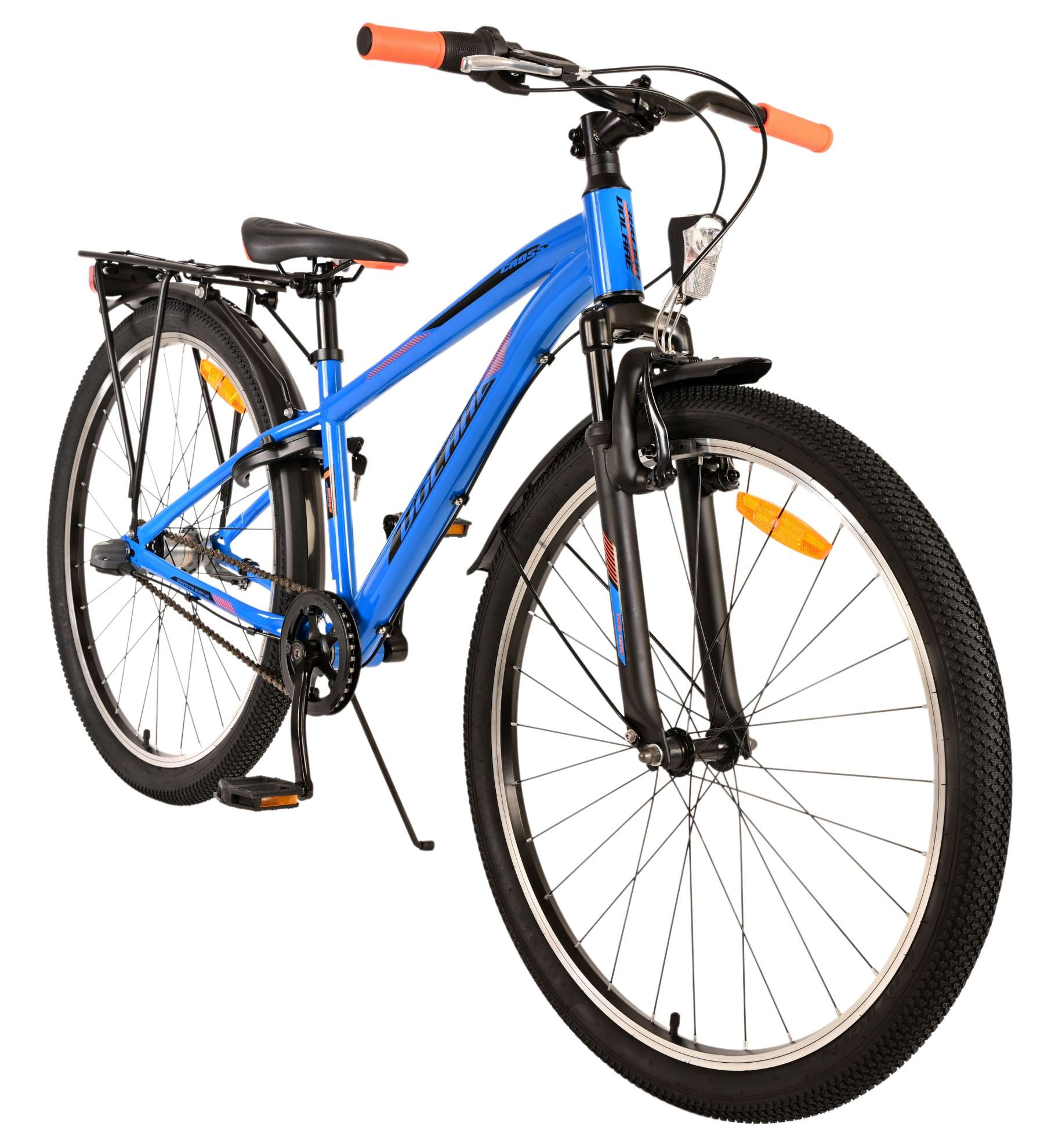 Ein blaues Fahrrad auf weißem Hintergrund, mit orangefarbenem Lenker und schwarzen Reifen. Es ist eine Frontansicht.