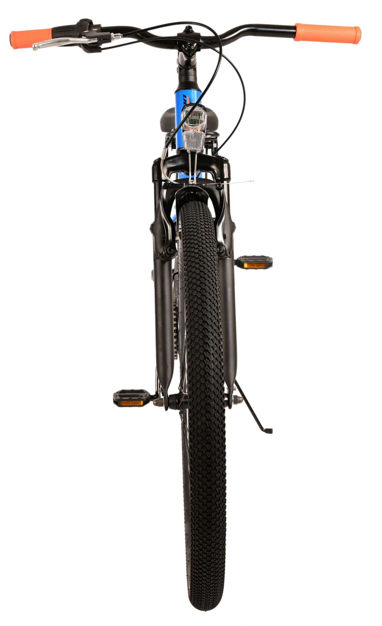 Schwarzes Fahrrad mit blauen Akzenten, orangefarbener Lenker. Schwarze Reifen und Pedale. Weißer Hintergrund.