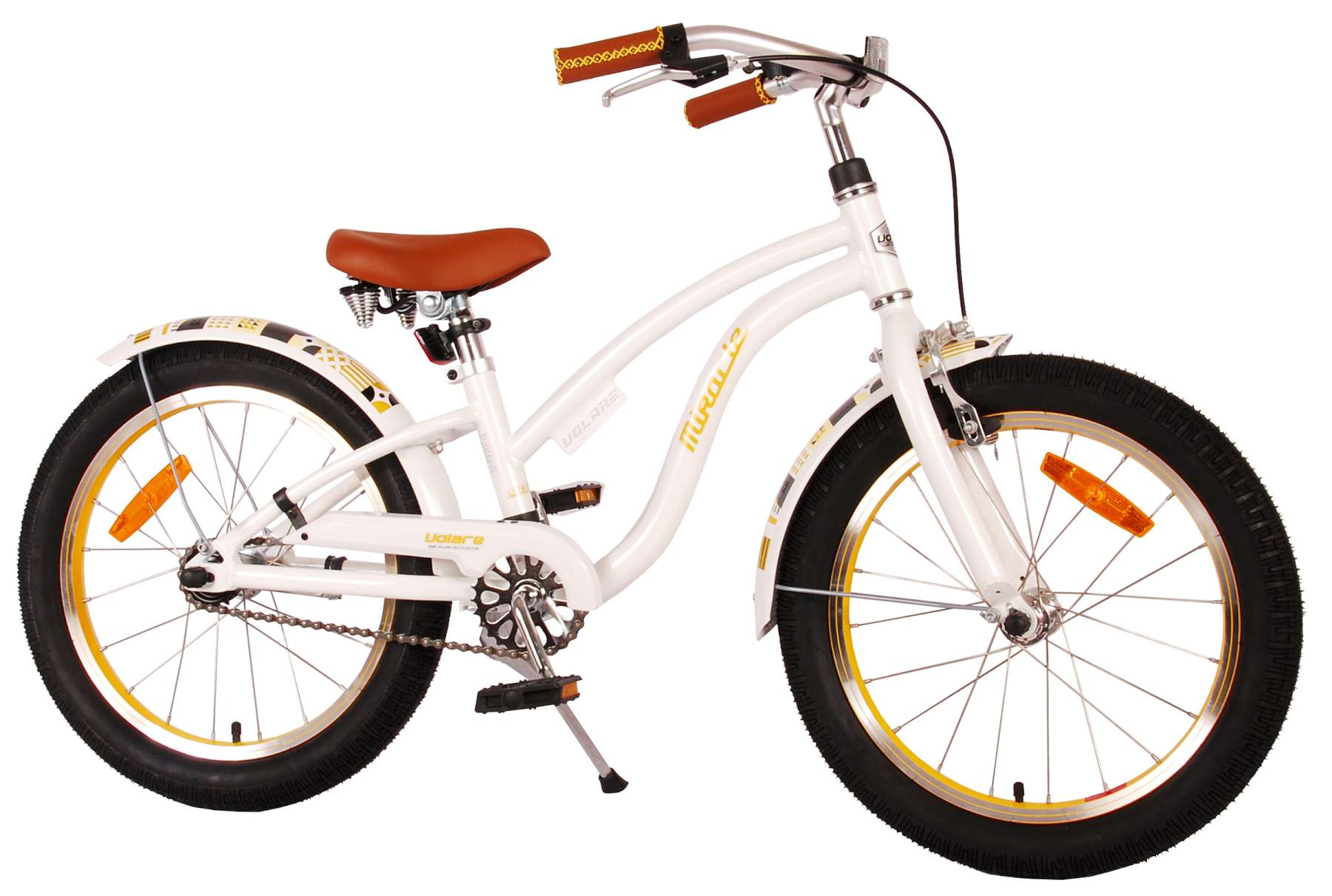 Weißes Kinderfahrrad mit braunem Sitz, Lenker. Goldfelgen, schwarze Reifen.