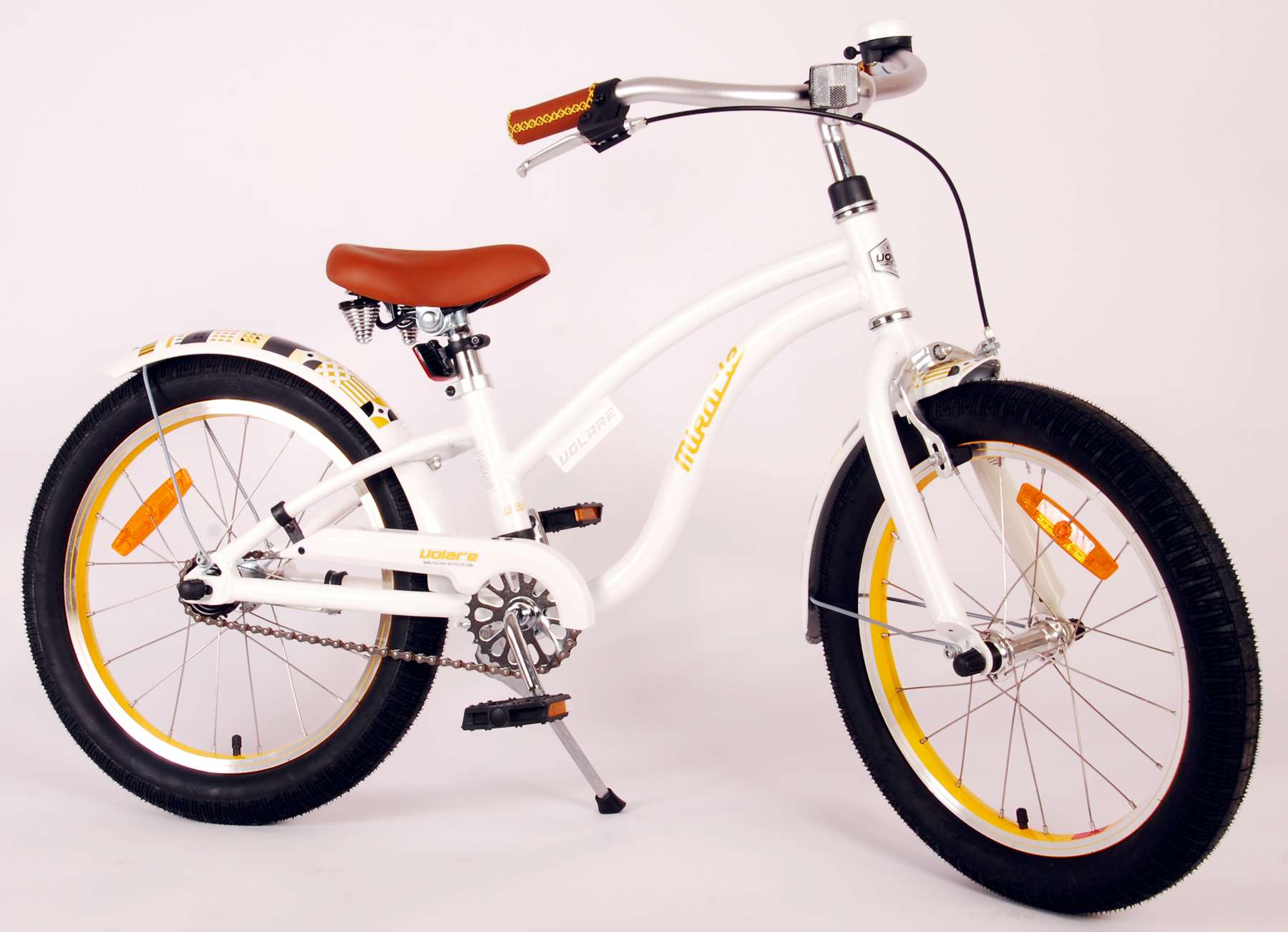 Weißes Fahrrad mit braunem Sattel, gelben Akzenten und Gepäckträger.