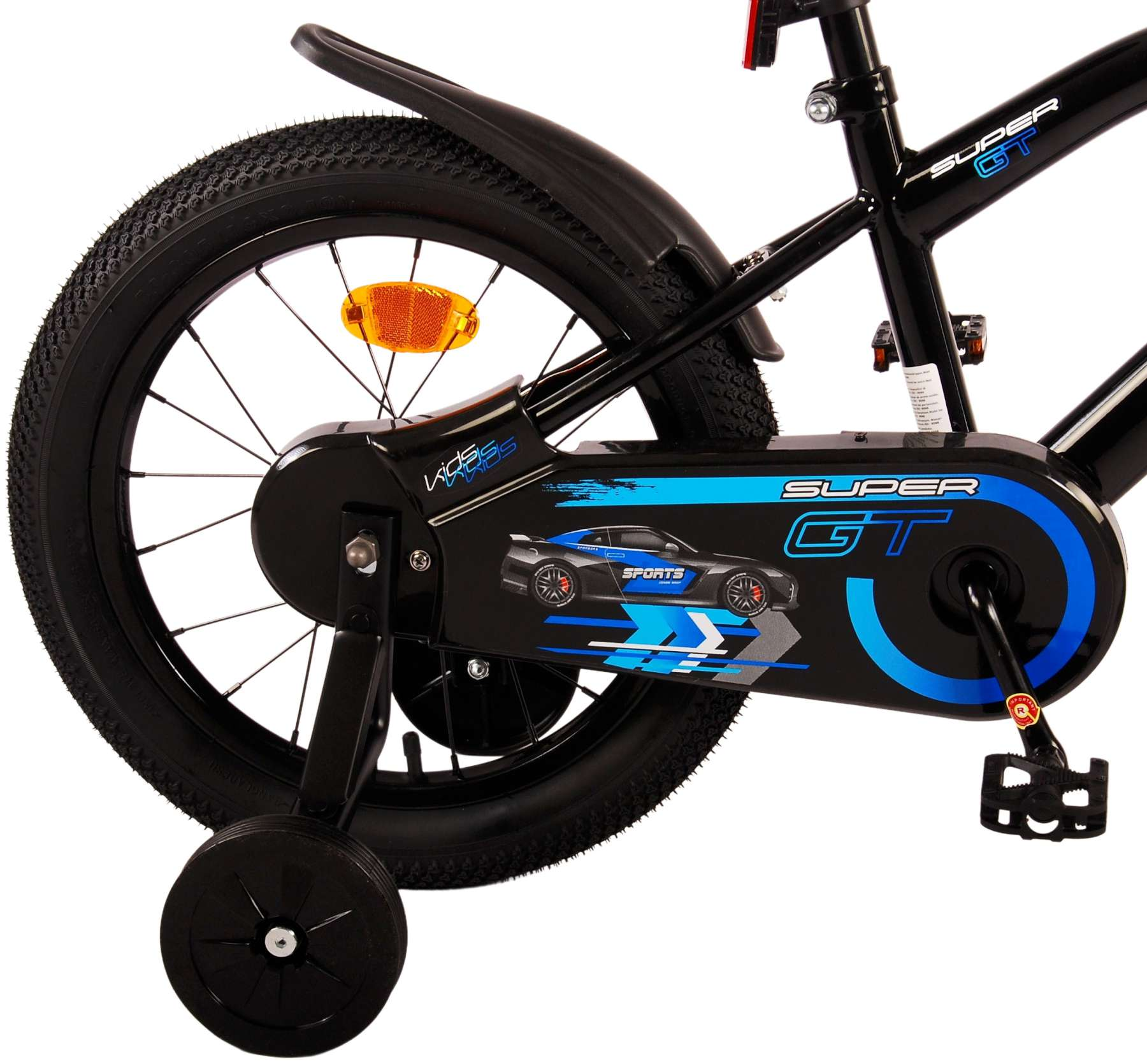 Ein schwarzes Fahrradrad mit „Super GT“-Design und Stützrädern.