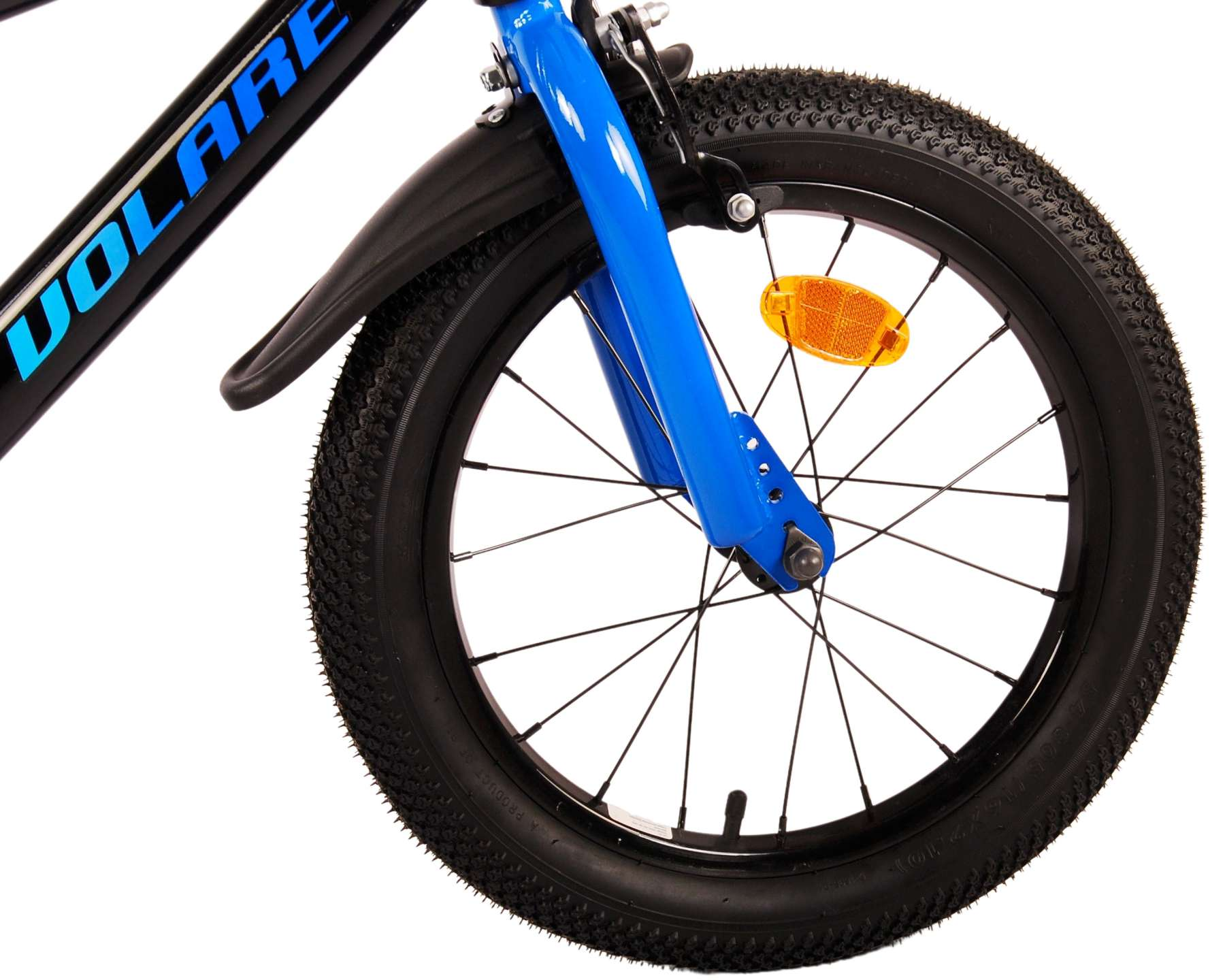 Nahaufnahme eines Fahrradrads. Es hat einen schwarzen Reifen, eine blaue Gabel, einen Reflektor und das Volare-Logo.