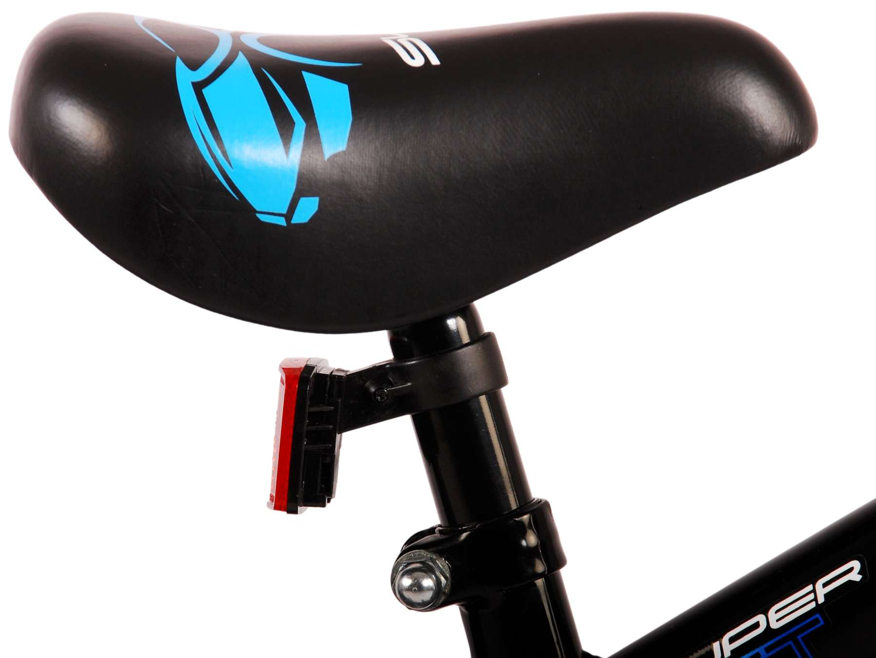 Schwarzer Fahrradsitz mit blauem Design. Der Sitz befindet sich auf einem schwarzen Rahmen. Der Hintergrund ist weiß.