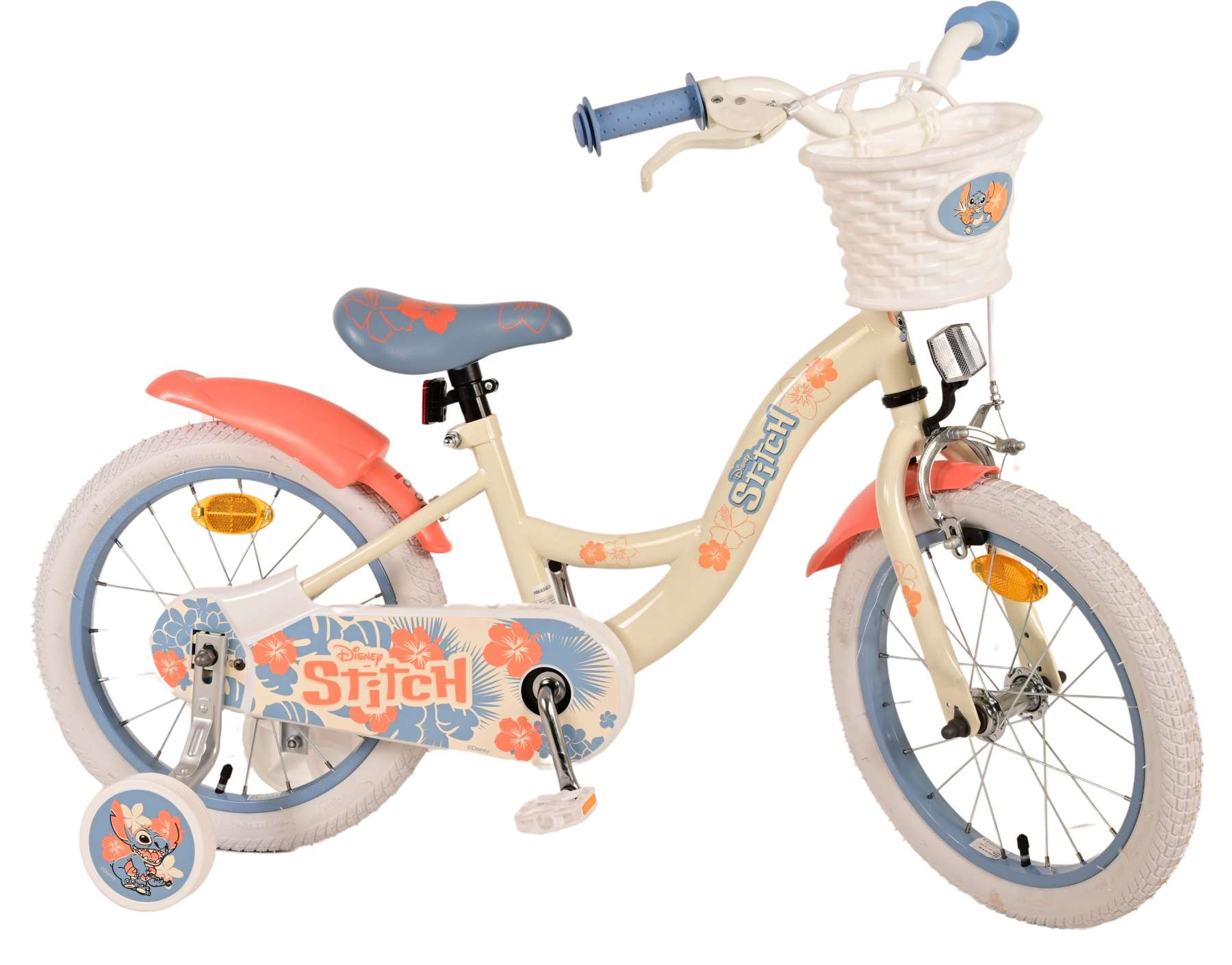 Ein Fahrrad mit weißem Rahmen, rosa und blauen Akzenten und Stützrädern. Auf dem Fahrrad steht Disney Stitch.