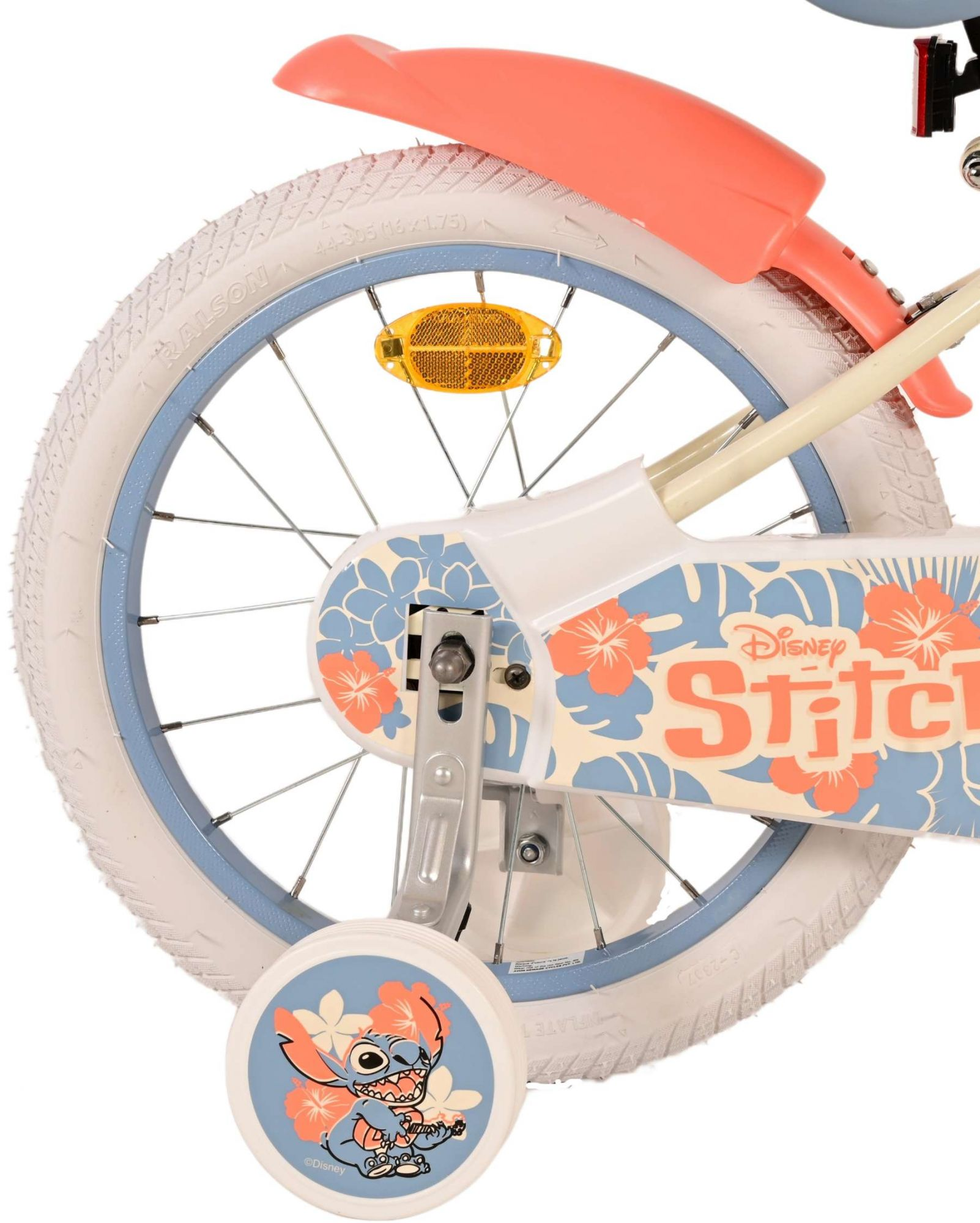 Nahaufnahme eines Fahrradrads mit Disney Stitch-Design auf dem hinteren Kotflügel und Stützrad.