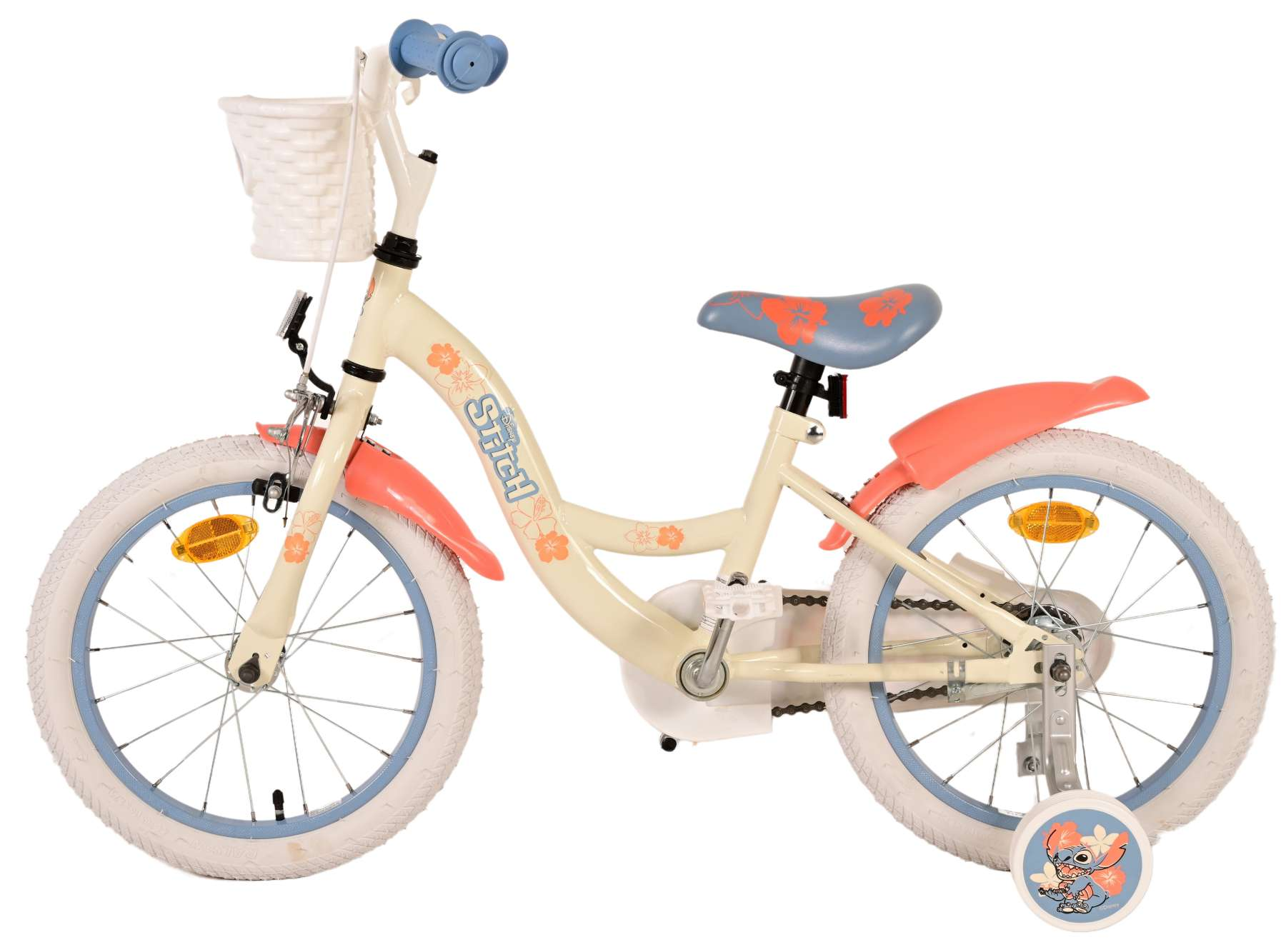 Ein weißes und rosa Kinderfahrrad mit Stützrädern. Verfügt über einen Korb und ein
