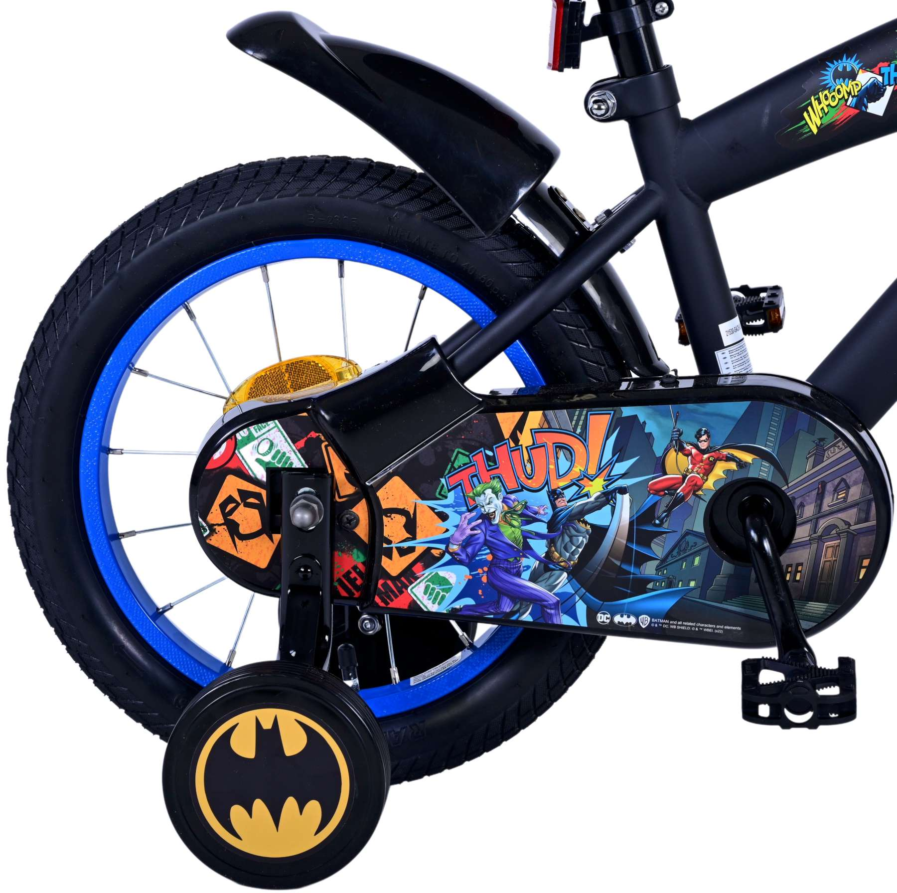 Nahaufnahme eines schwarzen Fahrradrads mit Batman-Grafiken, Stützrädern und einem blauen Felgen.