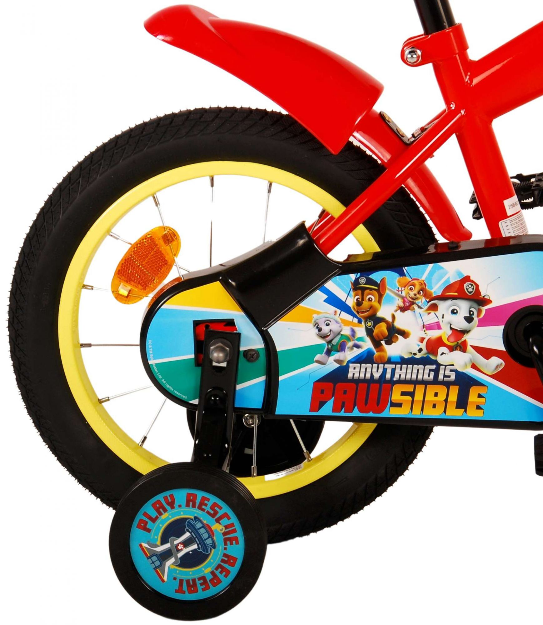 Rotes Fahrrad mit gelbem Felgenrad, Stützrad und Paw Patrol-Grafiken. "ANYTHING IS PAWSİBLE".