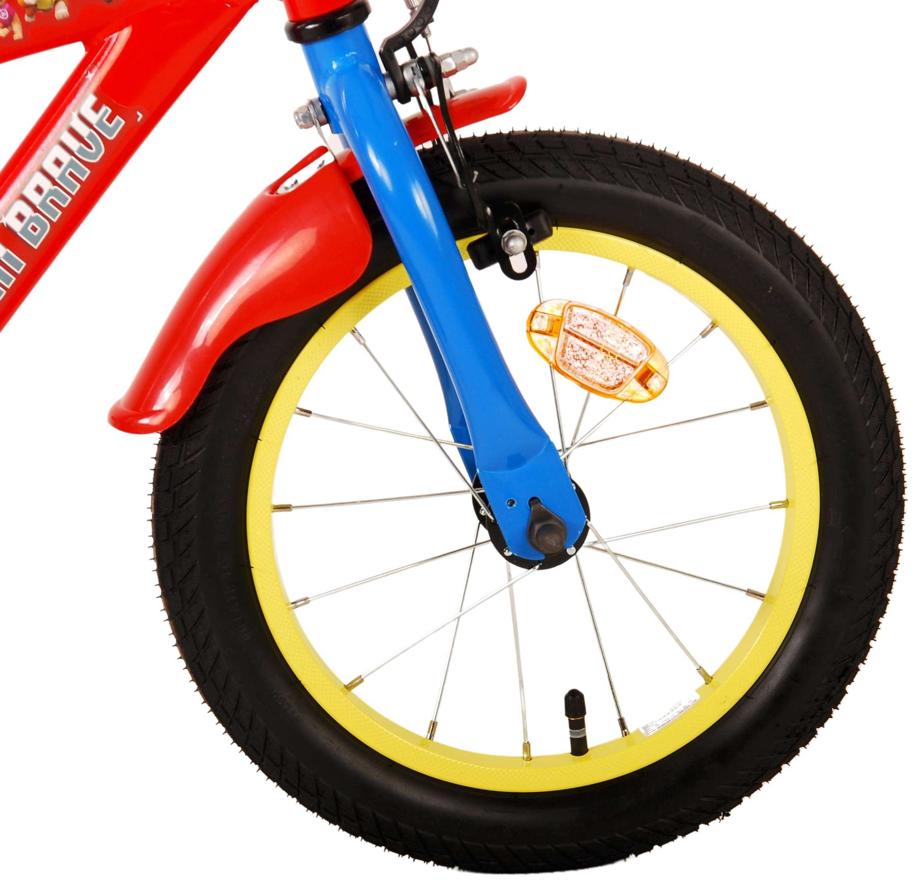 Nahaufnahme eines rot-blauen Fahrradrads mit gelbem Felgen.