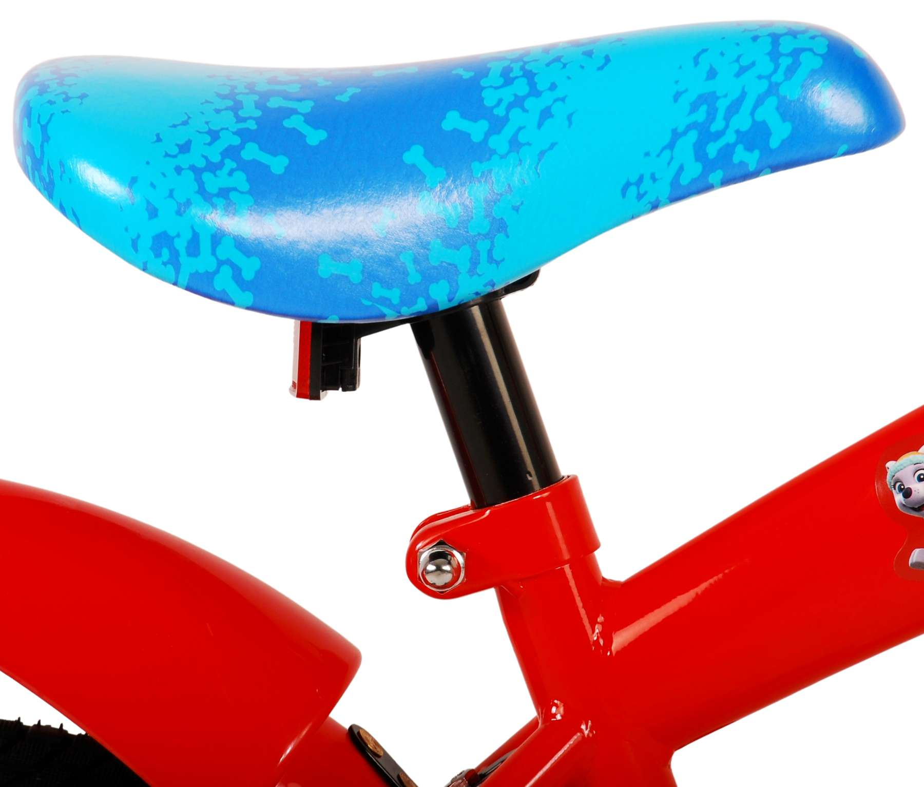 Roter Fahrradsitz mit blau-weißem Muster und rotem Rahmen.
