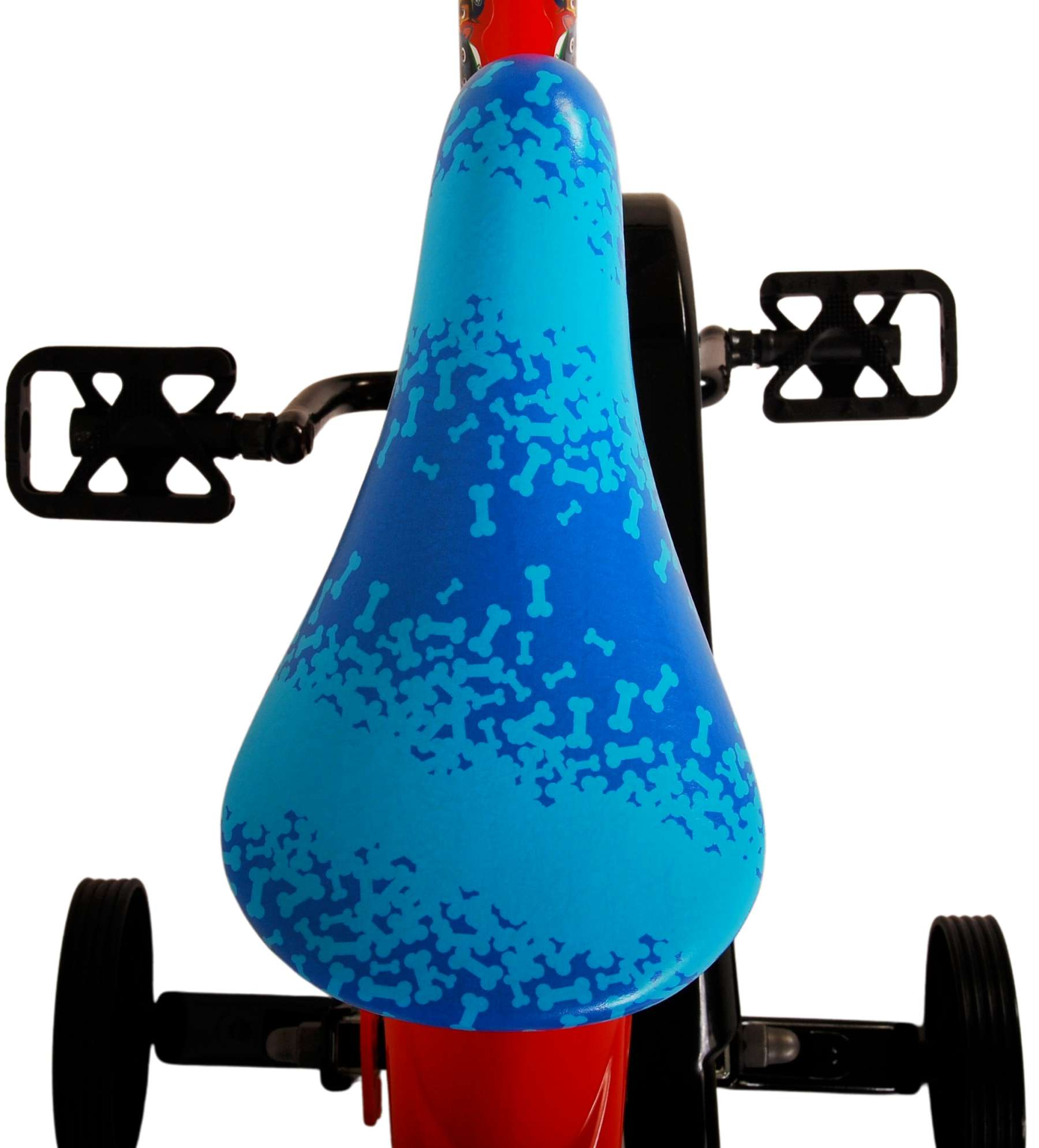 Dreiradsitz, blau mit weißen Knochendesign. Schwarze Pedale und Räder. Weißer Hintergrund.