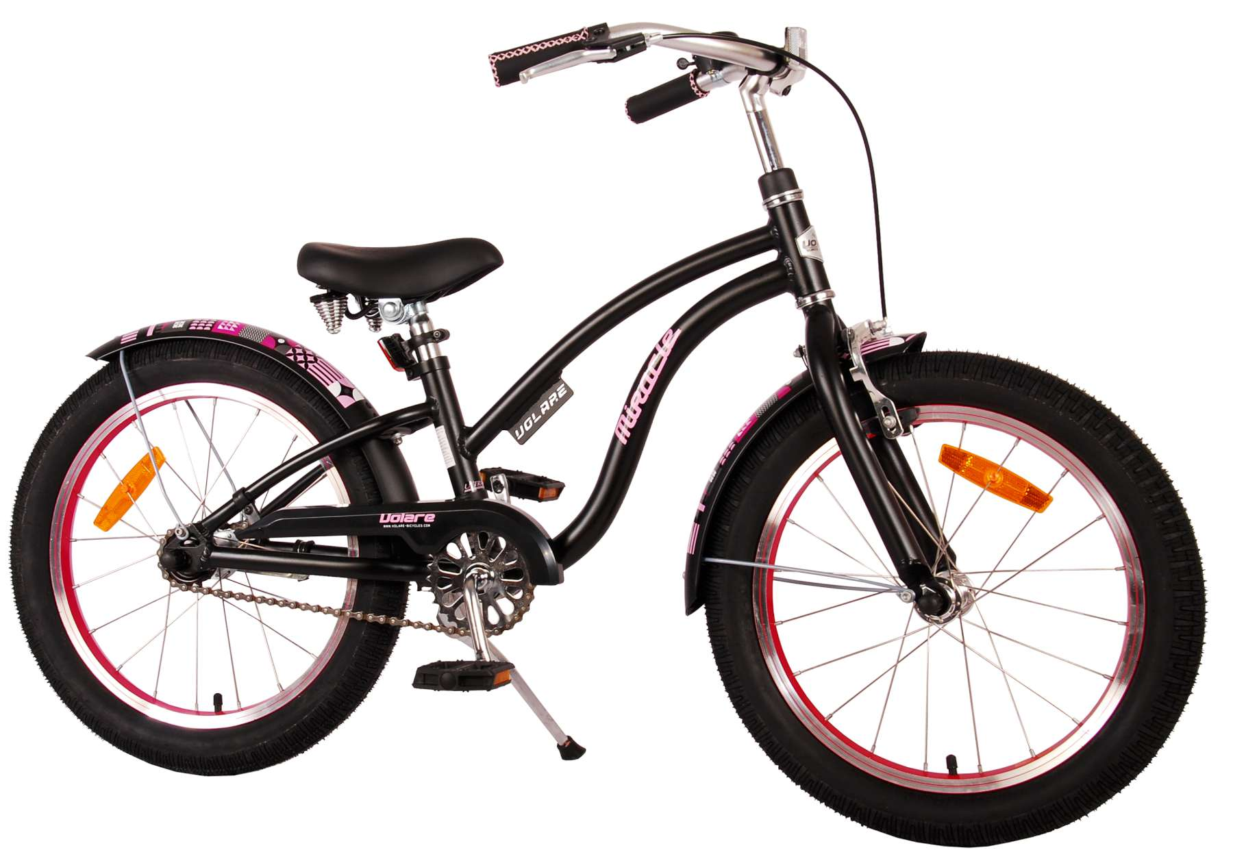 Ein schwarzes Fahrrad mit rosa Akzenten und Stützrädern. Es ist eine Seitenansicht.