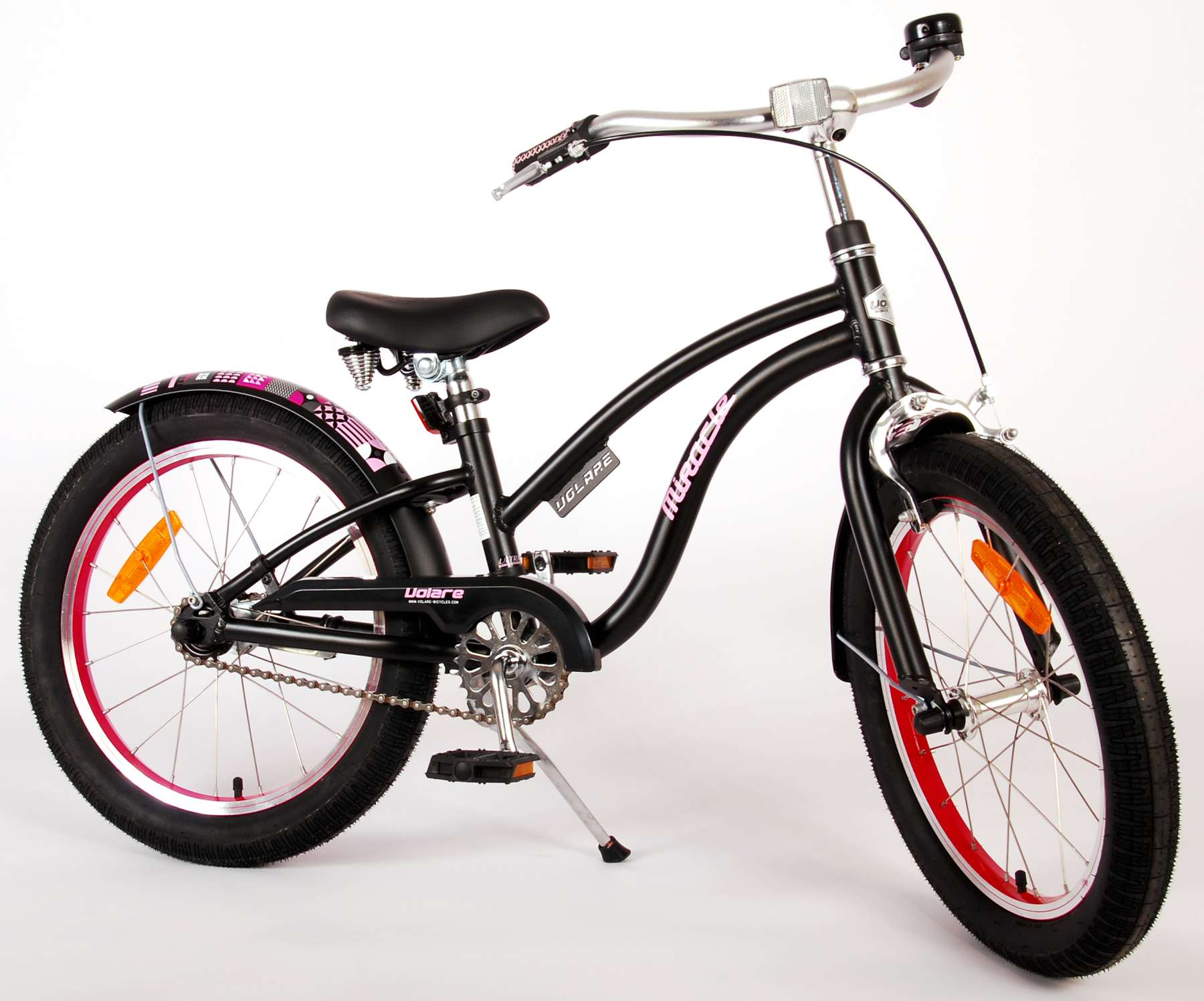 Schwarzes Fahrrad mit rosa Akzenten. 'Miracle' und 'Volaire' Labels sind sichtbar.