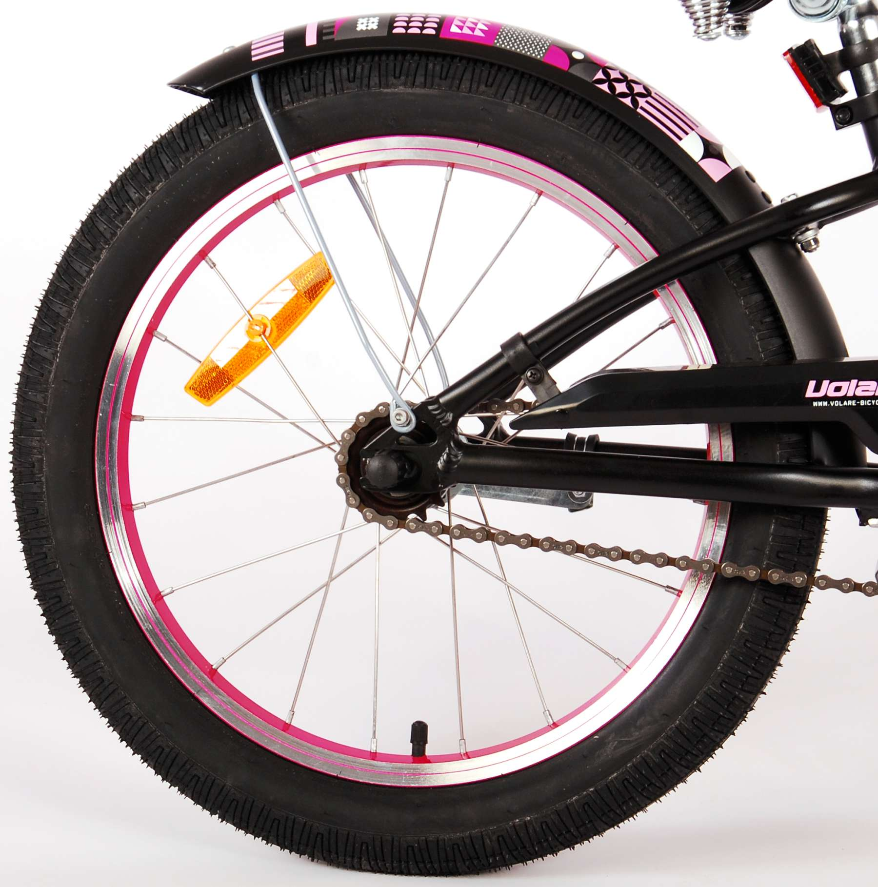 Hinterrad eines schwarzen Fahrrads mit rosa Akzenten und weißem Reifen.