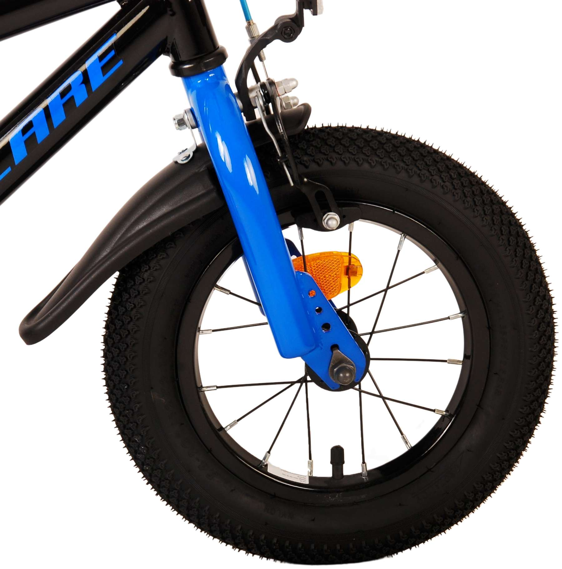 Nahaufnahme eines Fahrradrads, blaue Gabel, schwarzer Reifen.