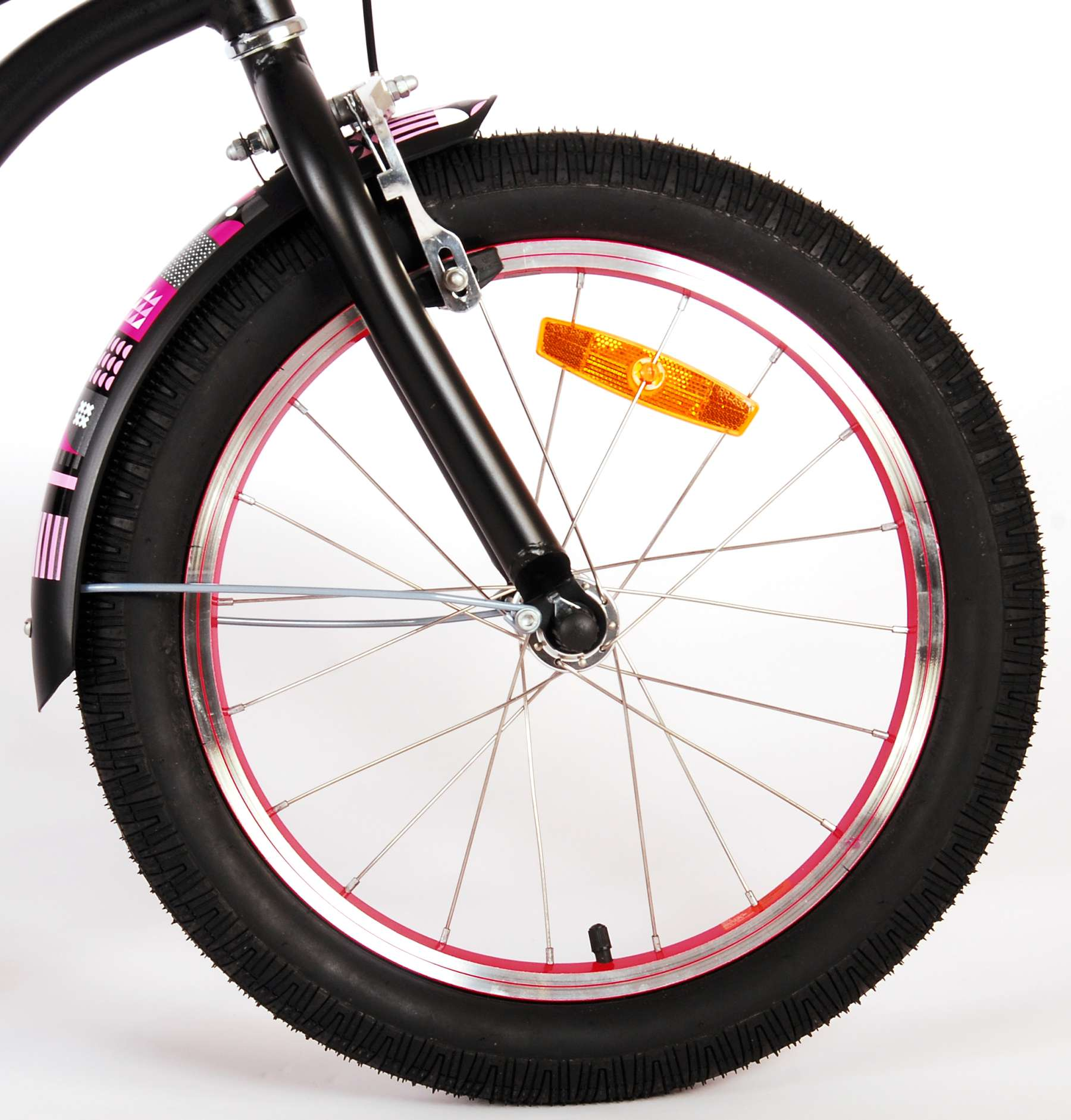 Fahrradvorderrad, schwarzer Reifen, roter Felgenrand, schwarze Gabel, orangefarbener Reflektor.