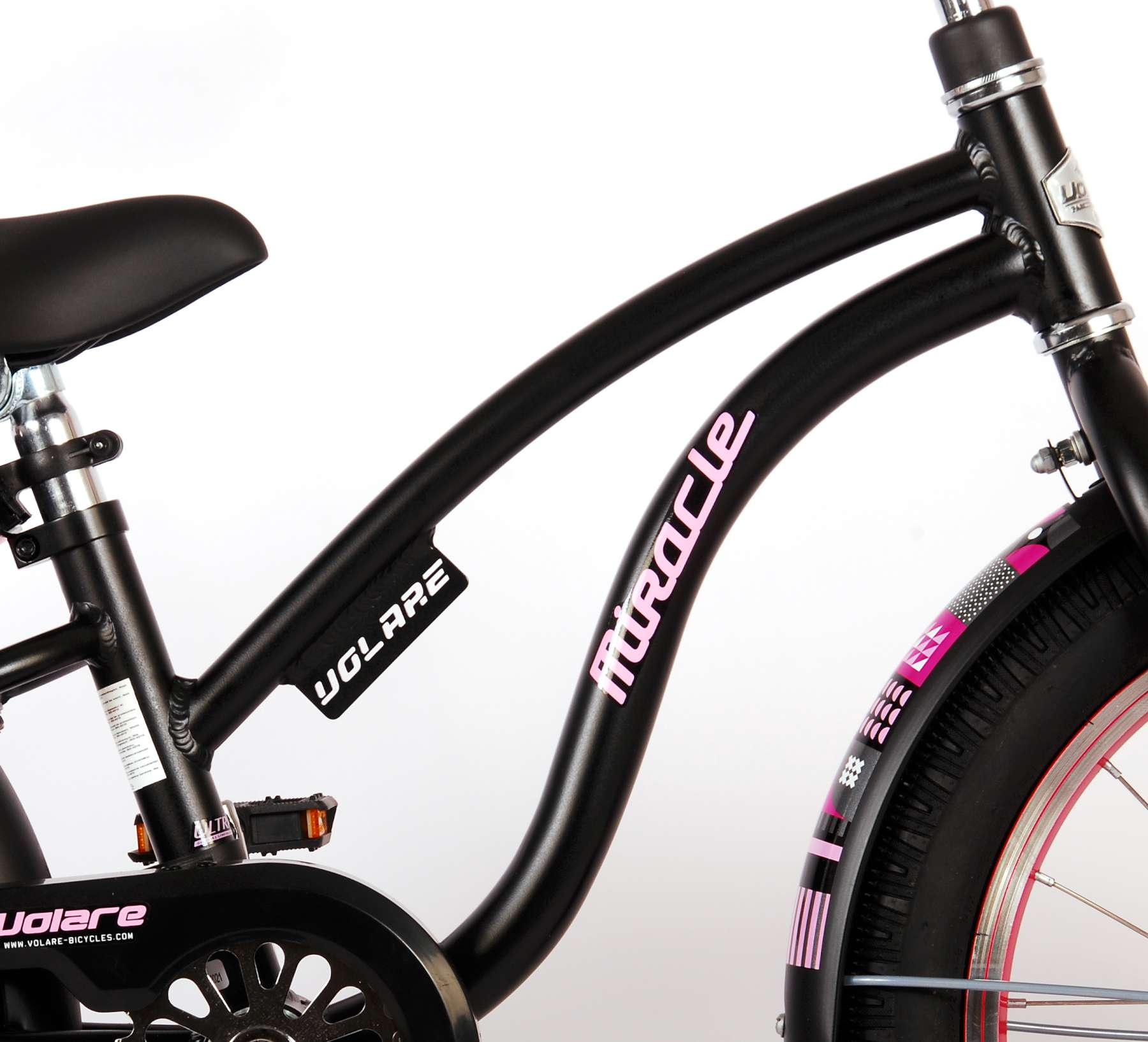 Nahaufnahme eines schwarzen Fahrradrahmens mit dem Wort 'Miracle' in Pink. Die Reifen haben einen pinken Streifen.
