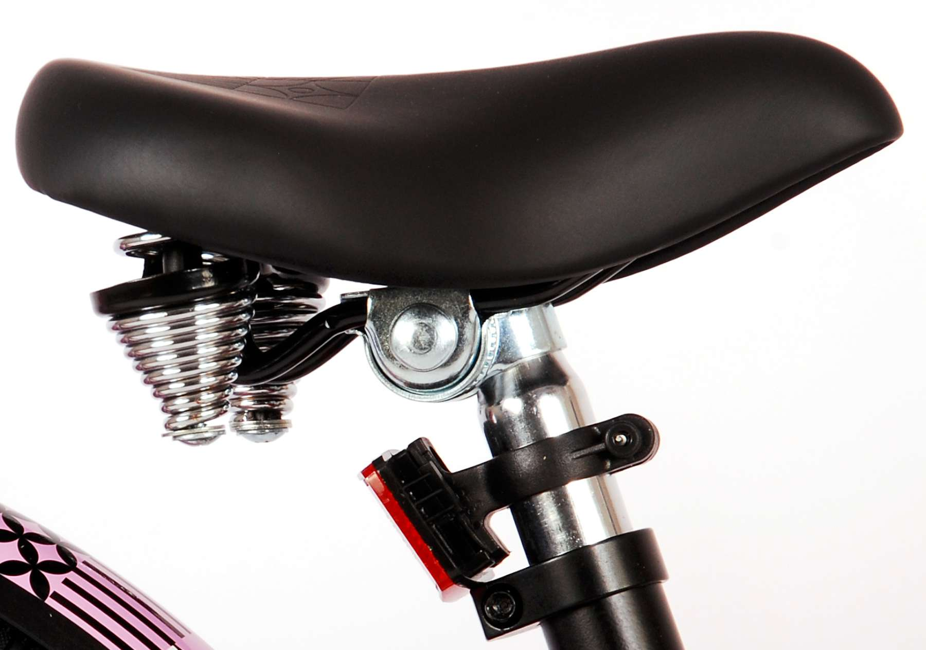 Schwarzer Fahrradsattel mit Federn, Metallhalterung und rotem Reflektor. Weißer Hintergrund.