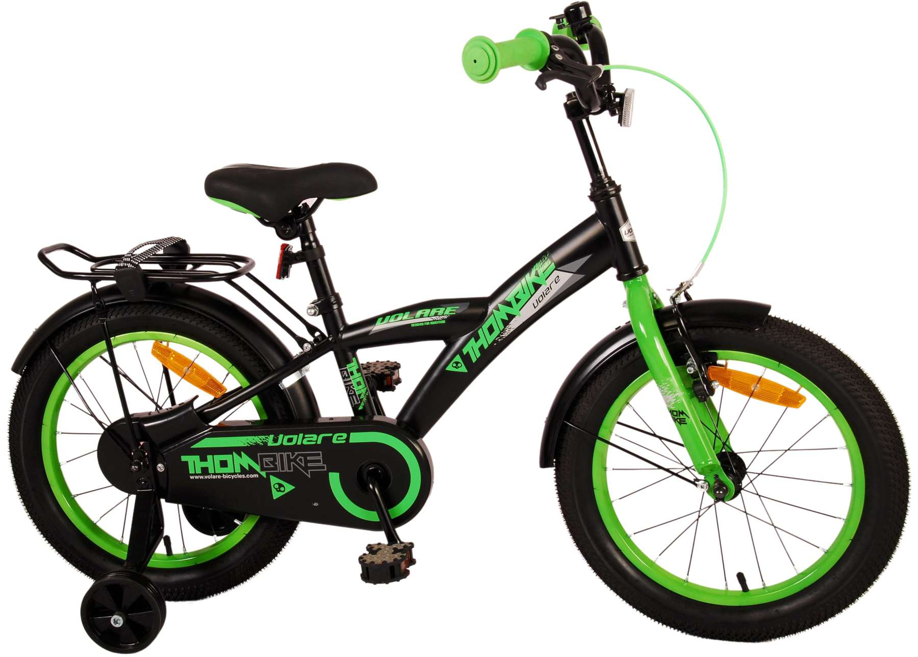 Ein schwarz-grünes Fahrrad mit Stützrädern. Verfügt über einen grünen Lenker und Rahmenakzente.