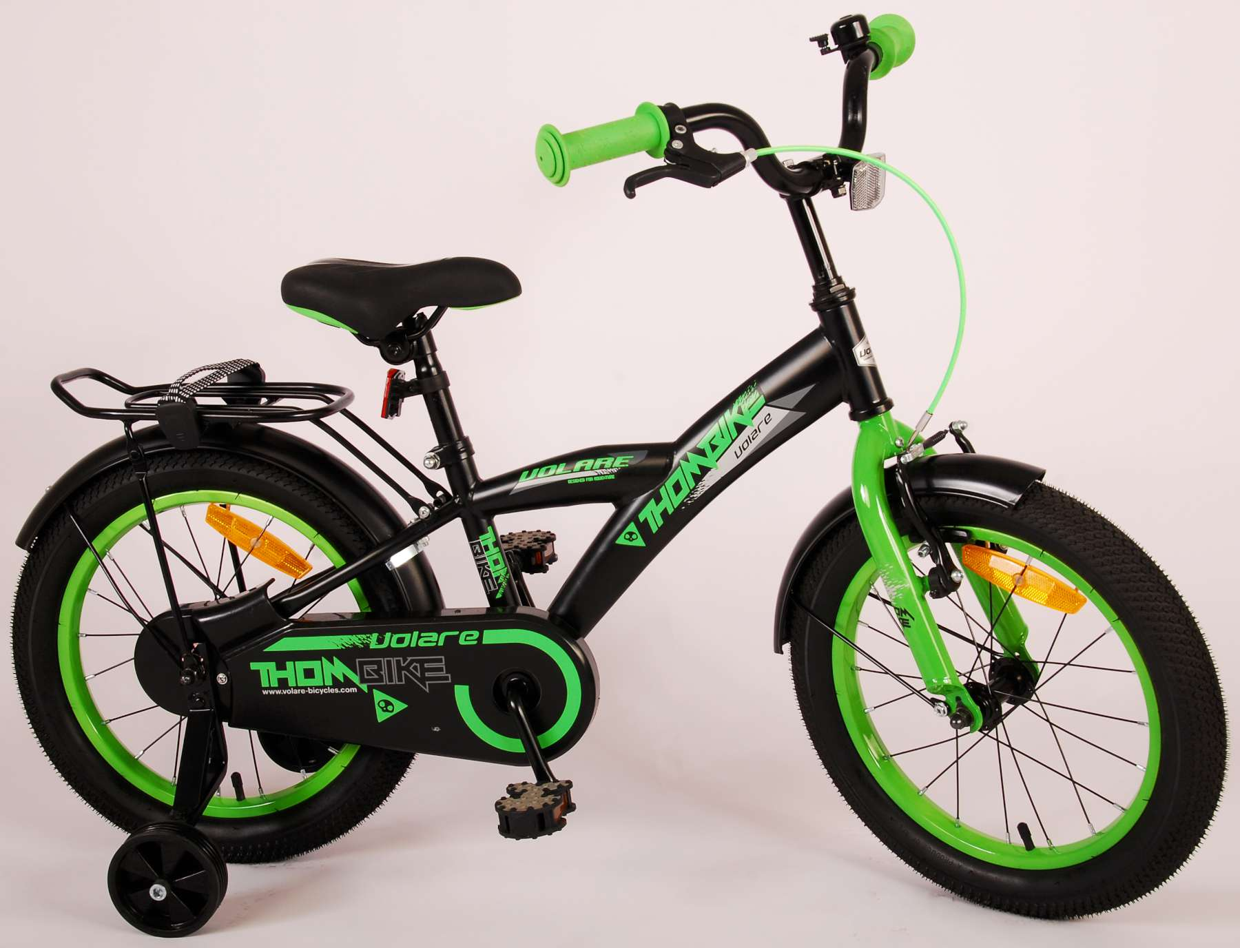 Ein schwarz-grünes Fahrrad für Kinder, mit Stützrädern.