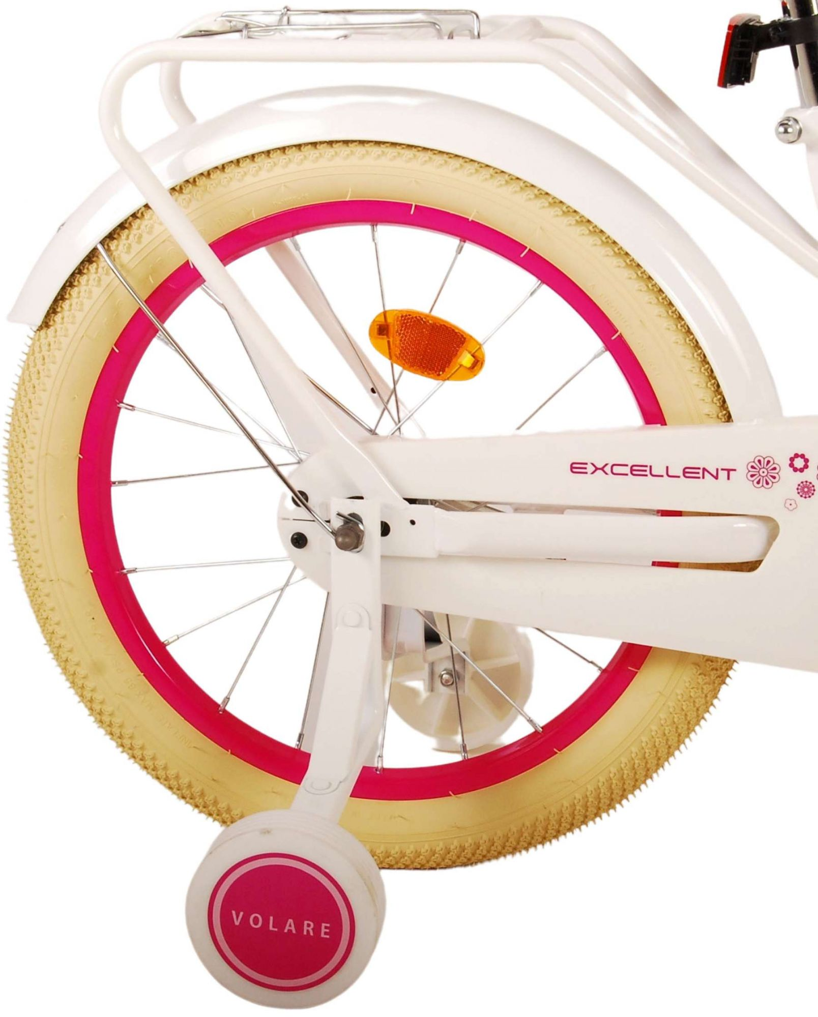 Nahaufnahme des Hinterrads eines weißen Fahrrads mit rosa Akzenten und Stützrädern.