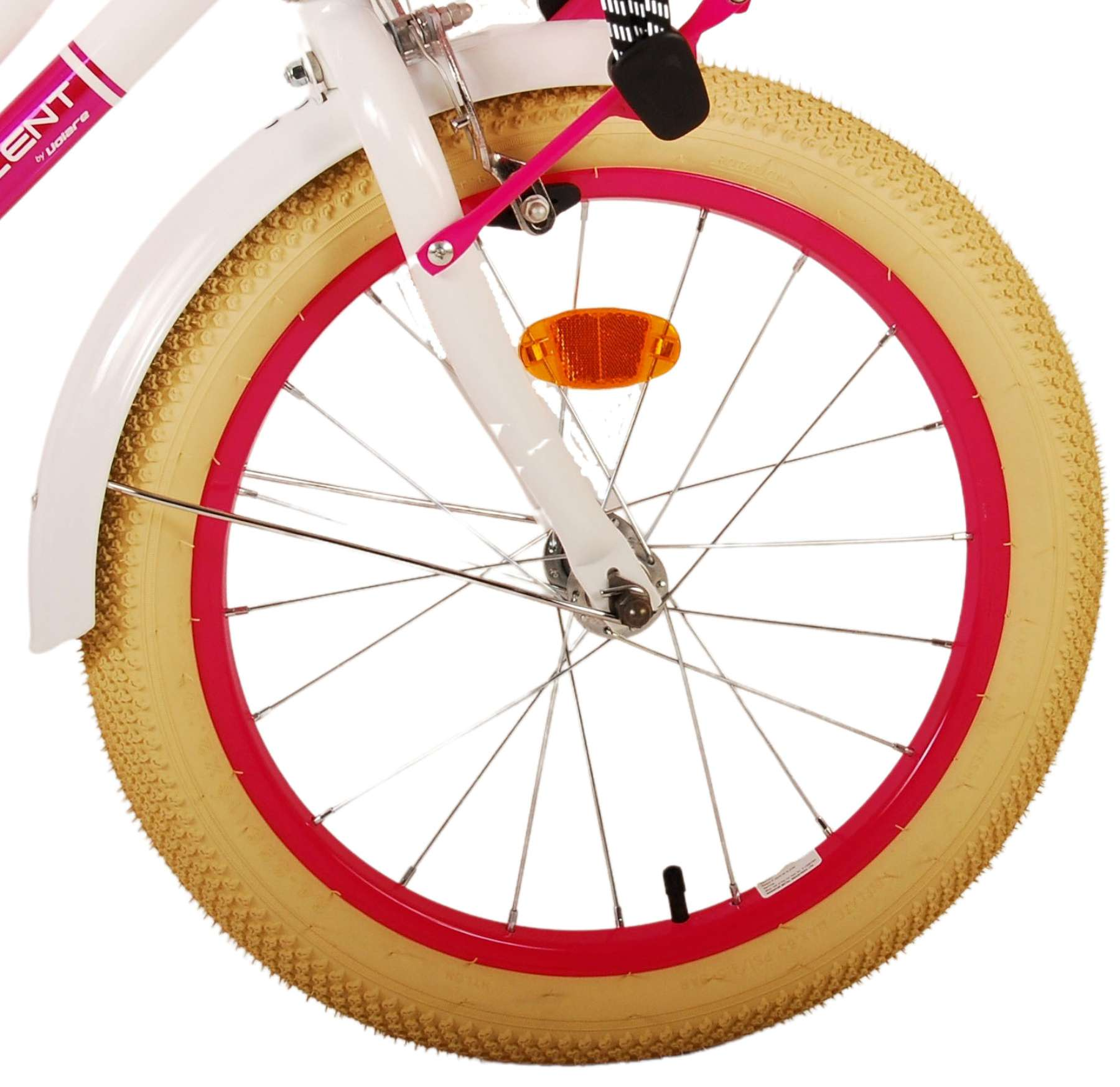 Nahaufnahme eines Fahrradrads mit rosa Felge. Der Reifen ist beige.