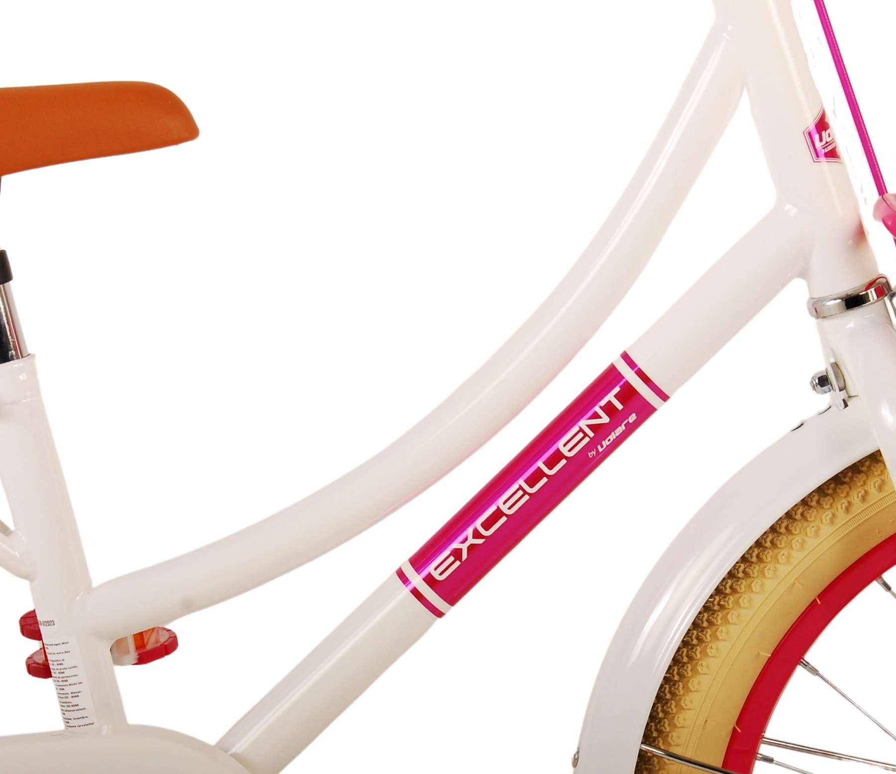 Nahaufnahme eines weißen Fahrradrahmens mit einem rosa und roten Logo.