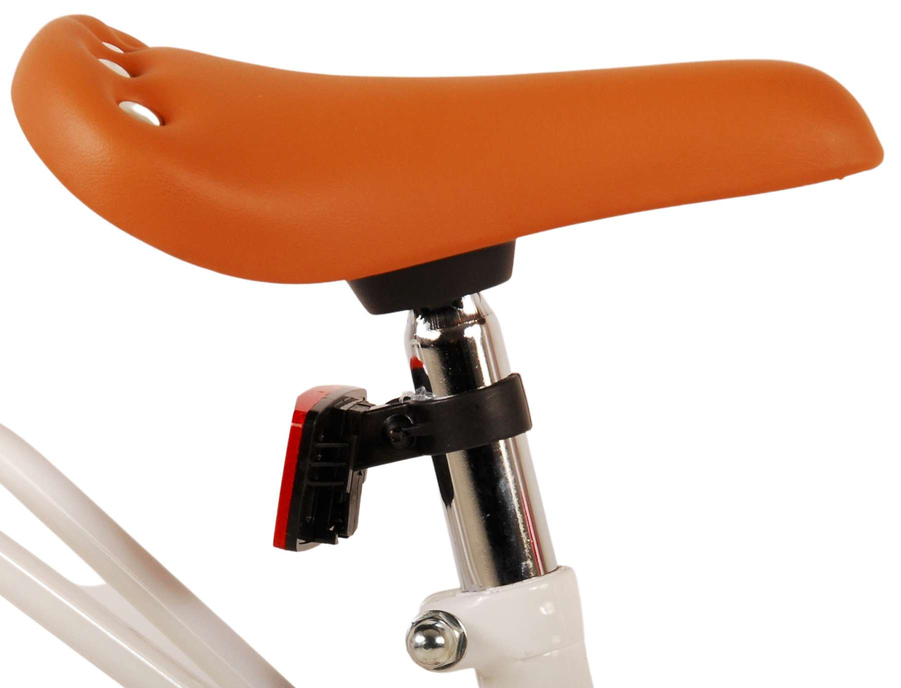 Weißes Fahrrad mit braunem Sitz. Roter Reflektor und silberne Sattelstütze. Weißer Hintergrund.