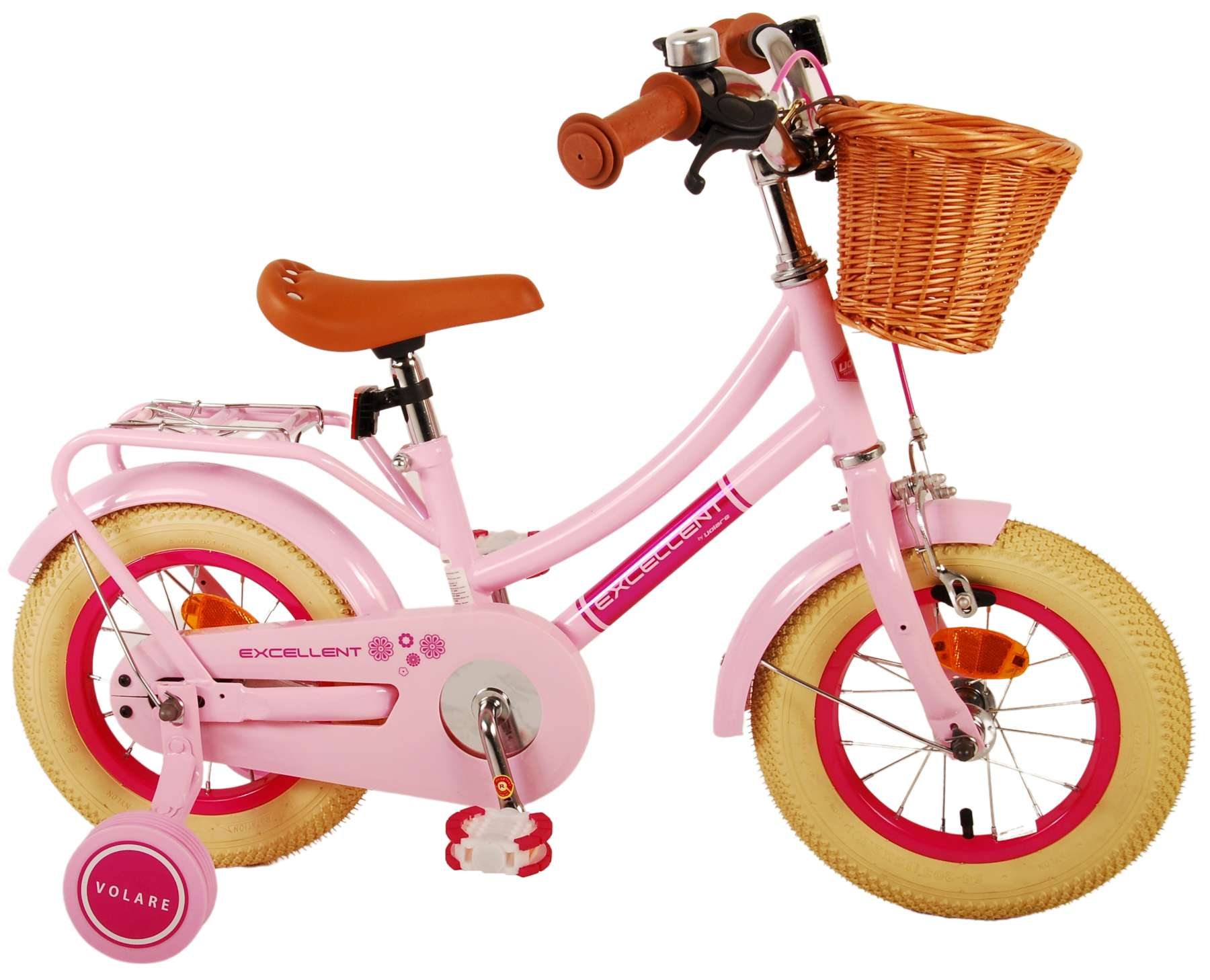 Rosa Fahrrad mit Korb, Stützrädern und braunem Sitz. Weißer Hintergrund.