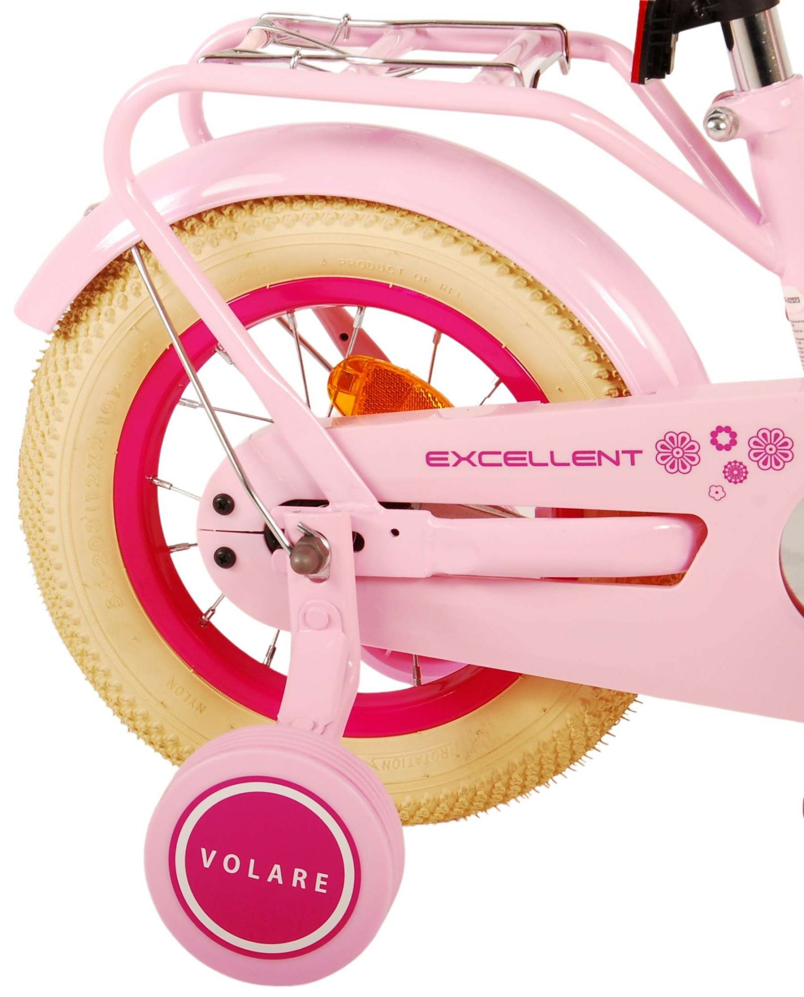 Nahaufnahme des Hecks eines pinken Fahrrads mit Stützrädern.