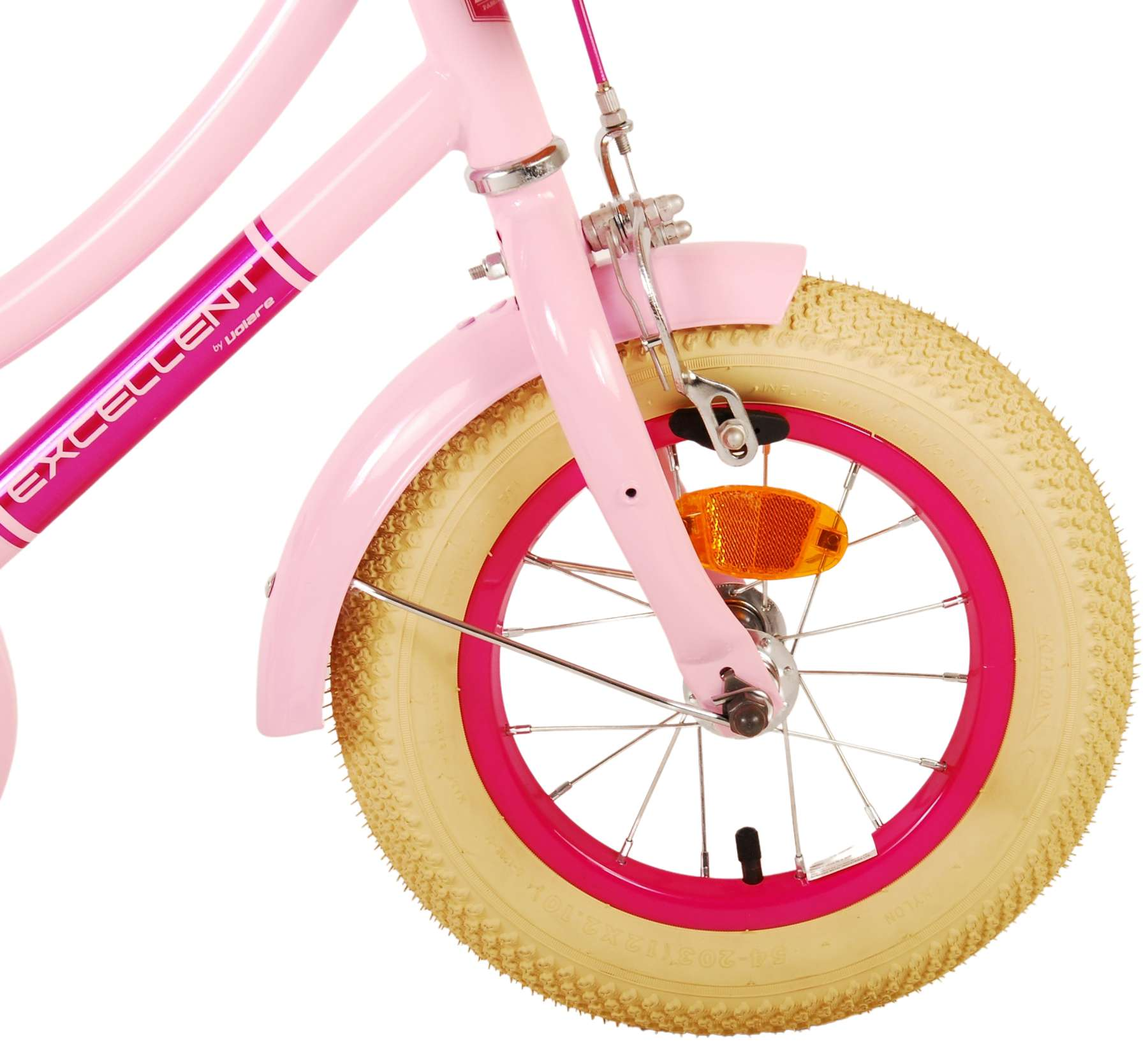 Rosa Fahrradvorderrad mit rosafarbenem Kotflügel. Rosa Rahmen und Felgen. Gelber Reifen. Weißer Hintergrund.