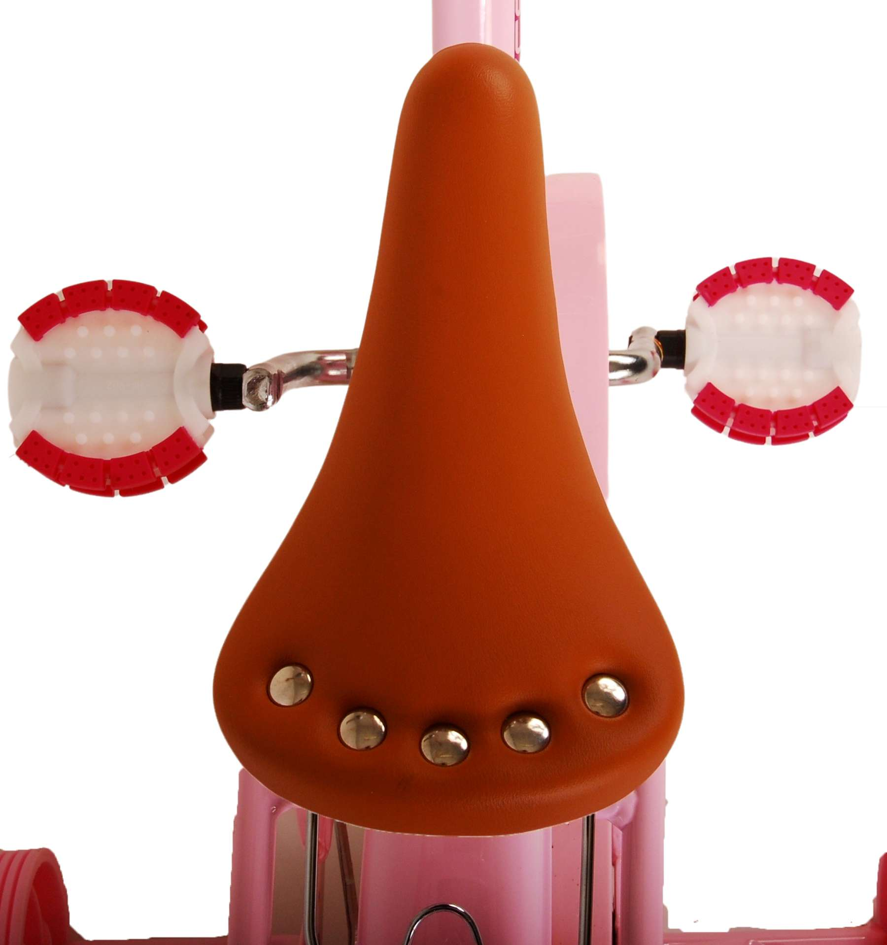 Nahaufnahme eines rosa Fahrradsitzes aus braunem Leder. Sichtbar sind Metallnieten und rote Pedale.