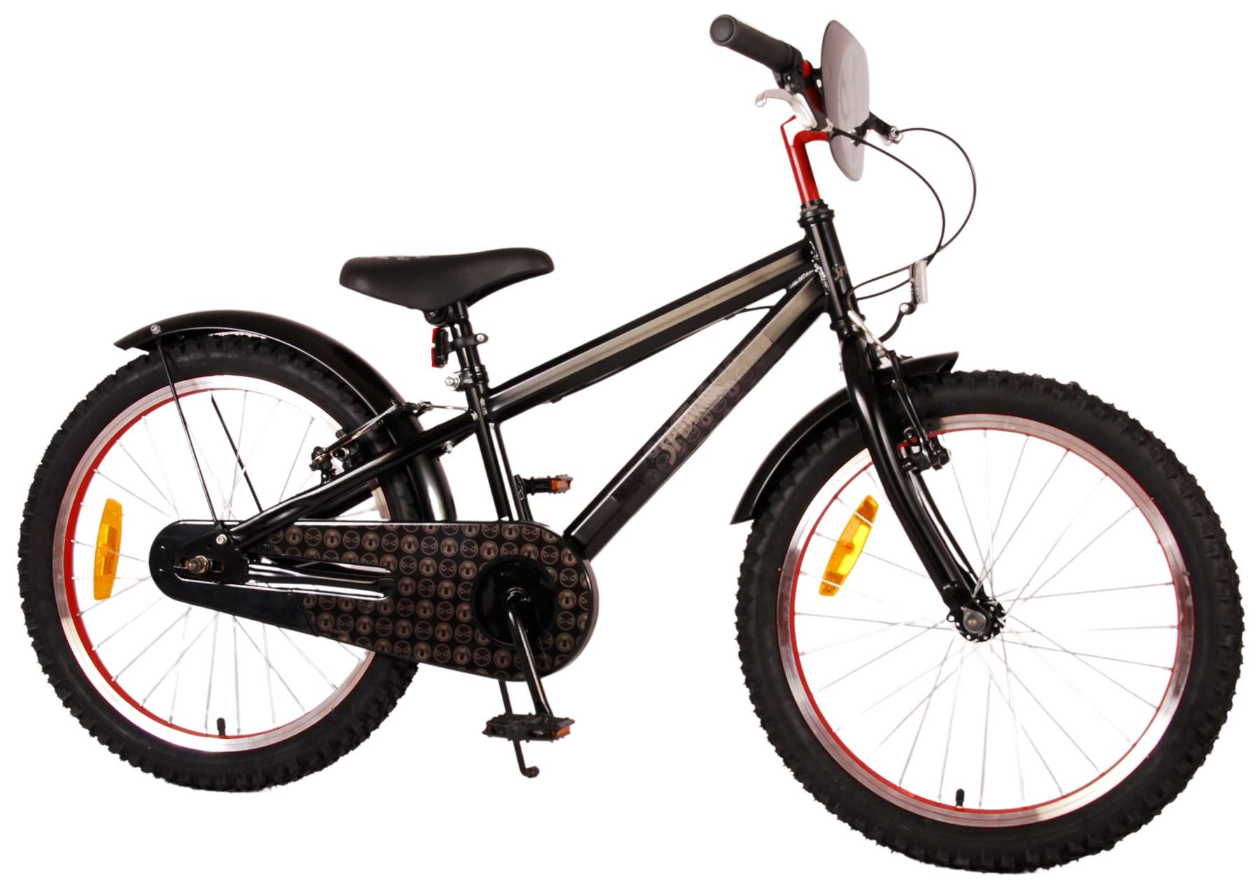 Ein schwarzes Kinderfahrrad mit roten Akzenten. Es hat Stützräder und einen schwarzen Sitz.