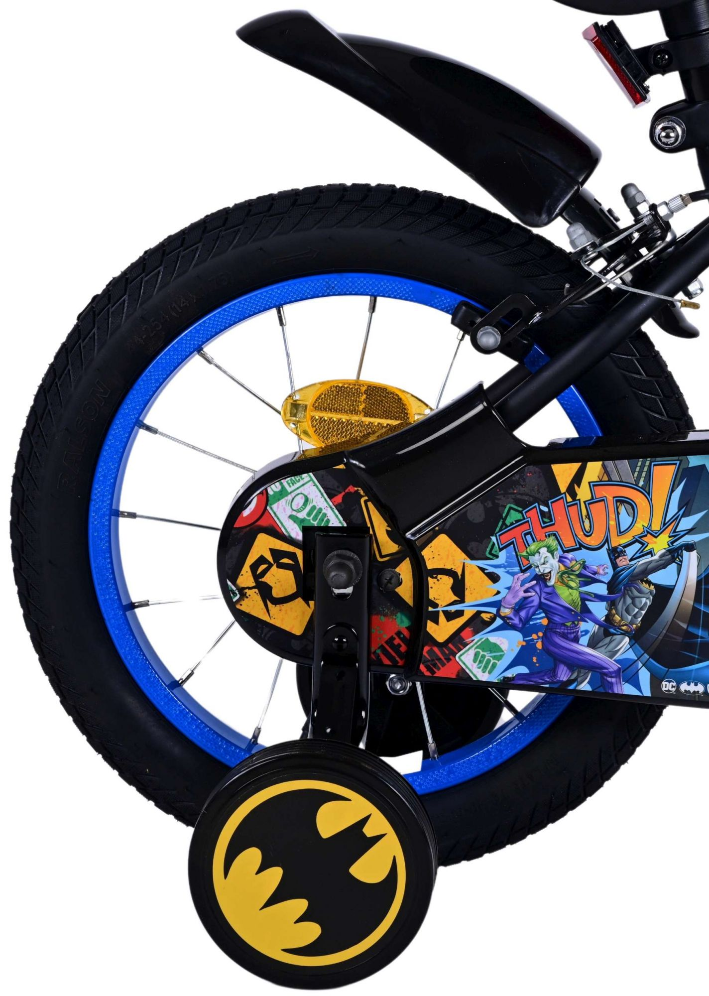 Ein schwarzes Fahrradrad mit Batman-Motiv und Stützrädern.