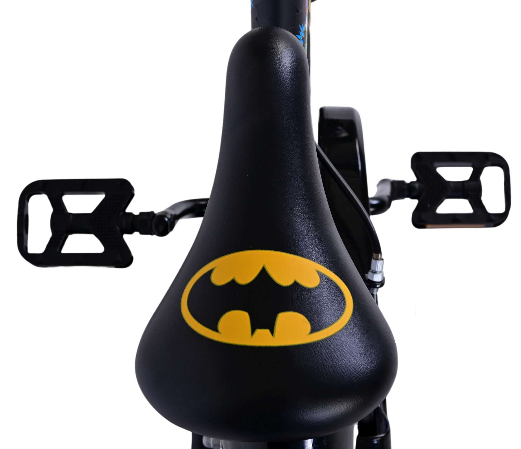 Nahaufnahme eines schwarzen Fahrradsattels mit gelbem Batman-Logo. Der Sattel hat eine gebogene Form.