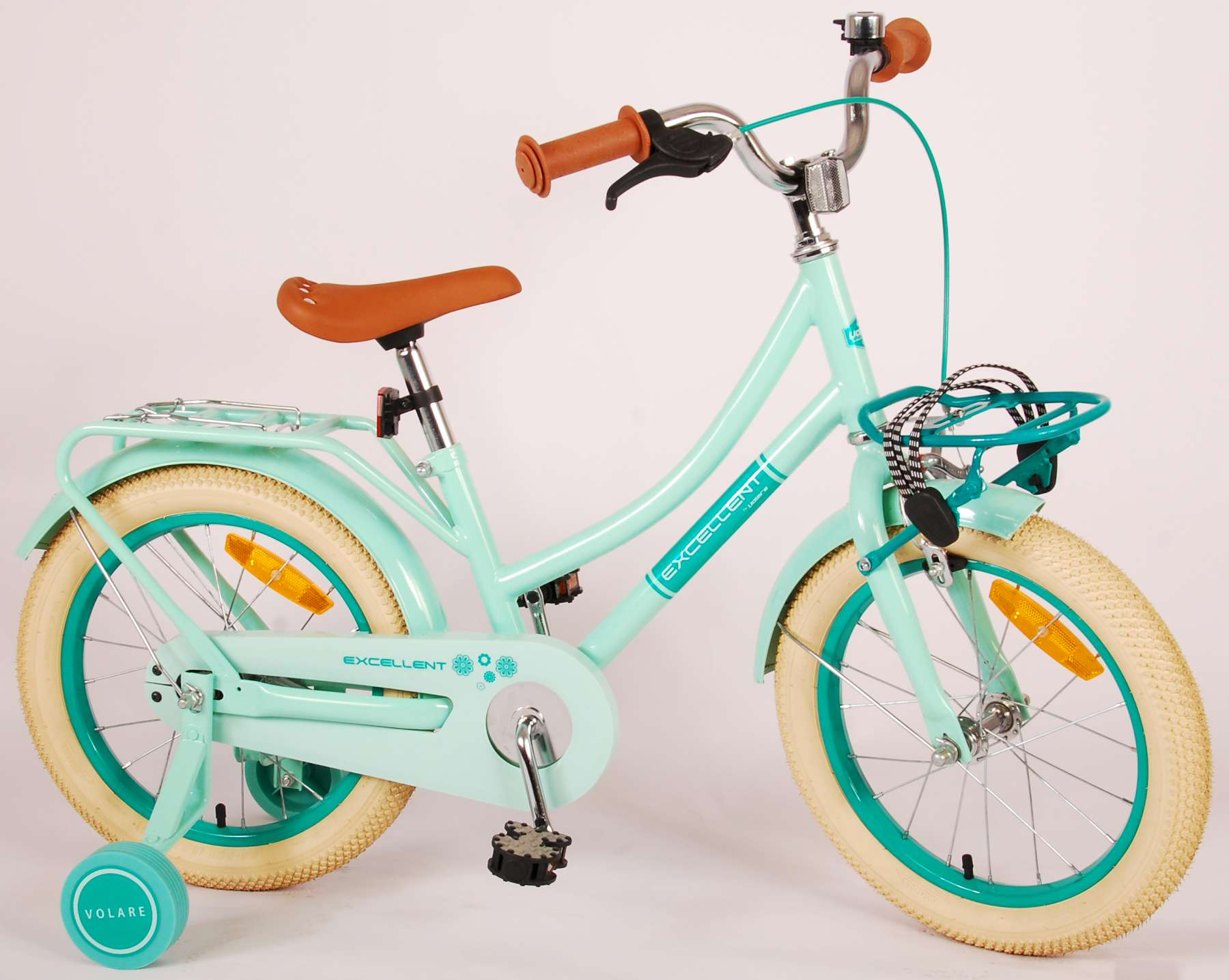 Minzgrünes Fahrrad mit Stützrädern, braunem Sitz und Frontkorb. Weißer Hintergrund.