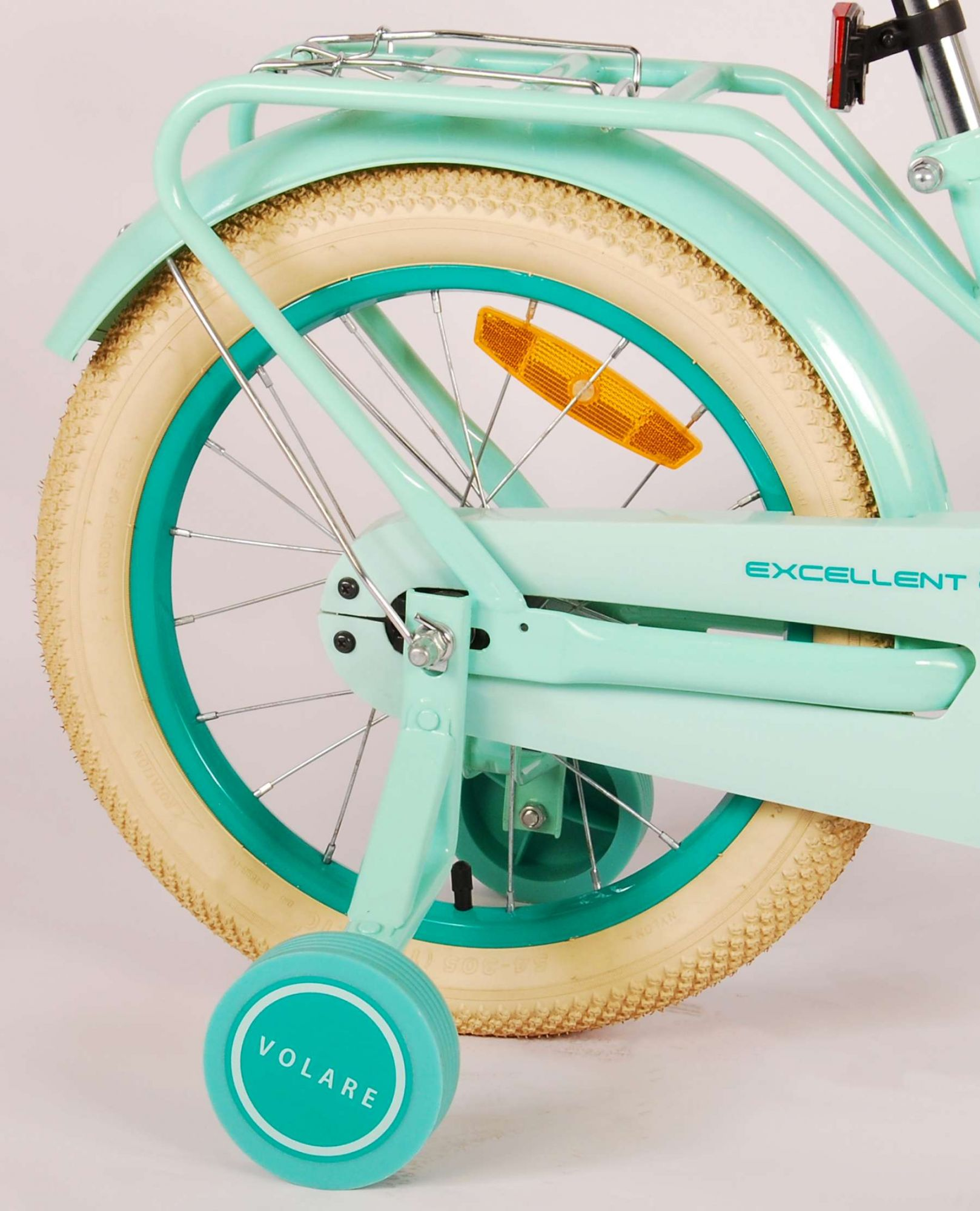 Minzgrünes Fahrradrad mit Stützrädern. Das Fahrrad hat einen cremefarbenen Reifen, türkisfarbene Akzente und das Wort EXCELLENT.