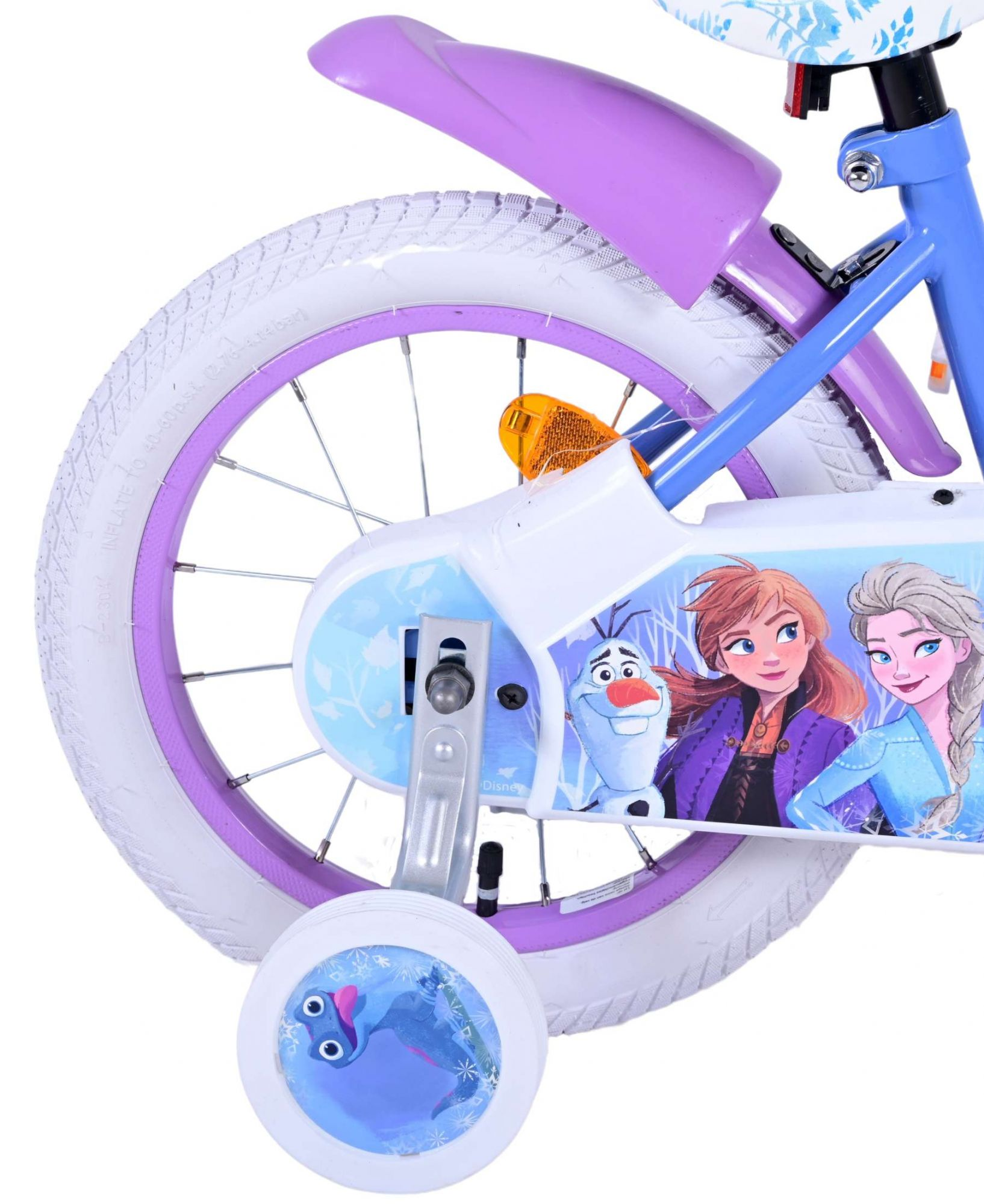 Primer plano de la rueda trasera de una bicicleta con personajes de Frozen sobre fondo blanco.