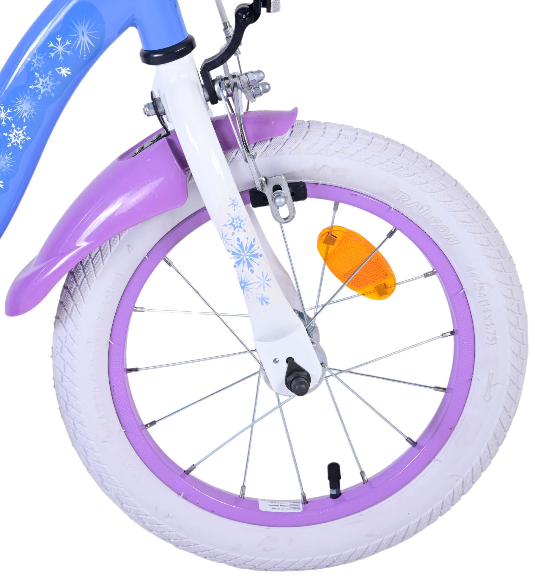 Primer plano de una rueda de bicicleta azul y morada. Neumático blanco con llanta morada.