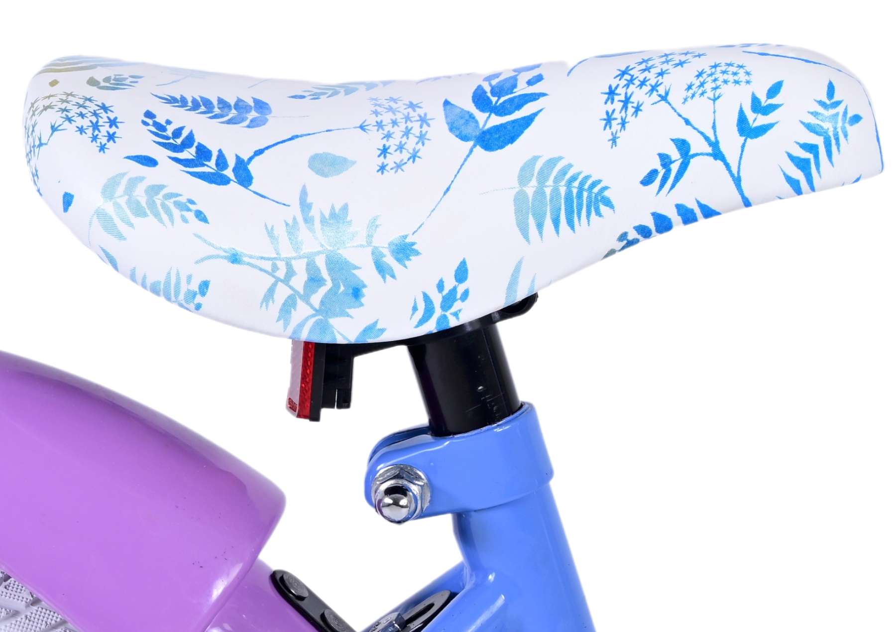 Un asiento de bicicleta con una superficie blanca decorada con patrones florales azules.