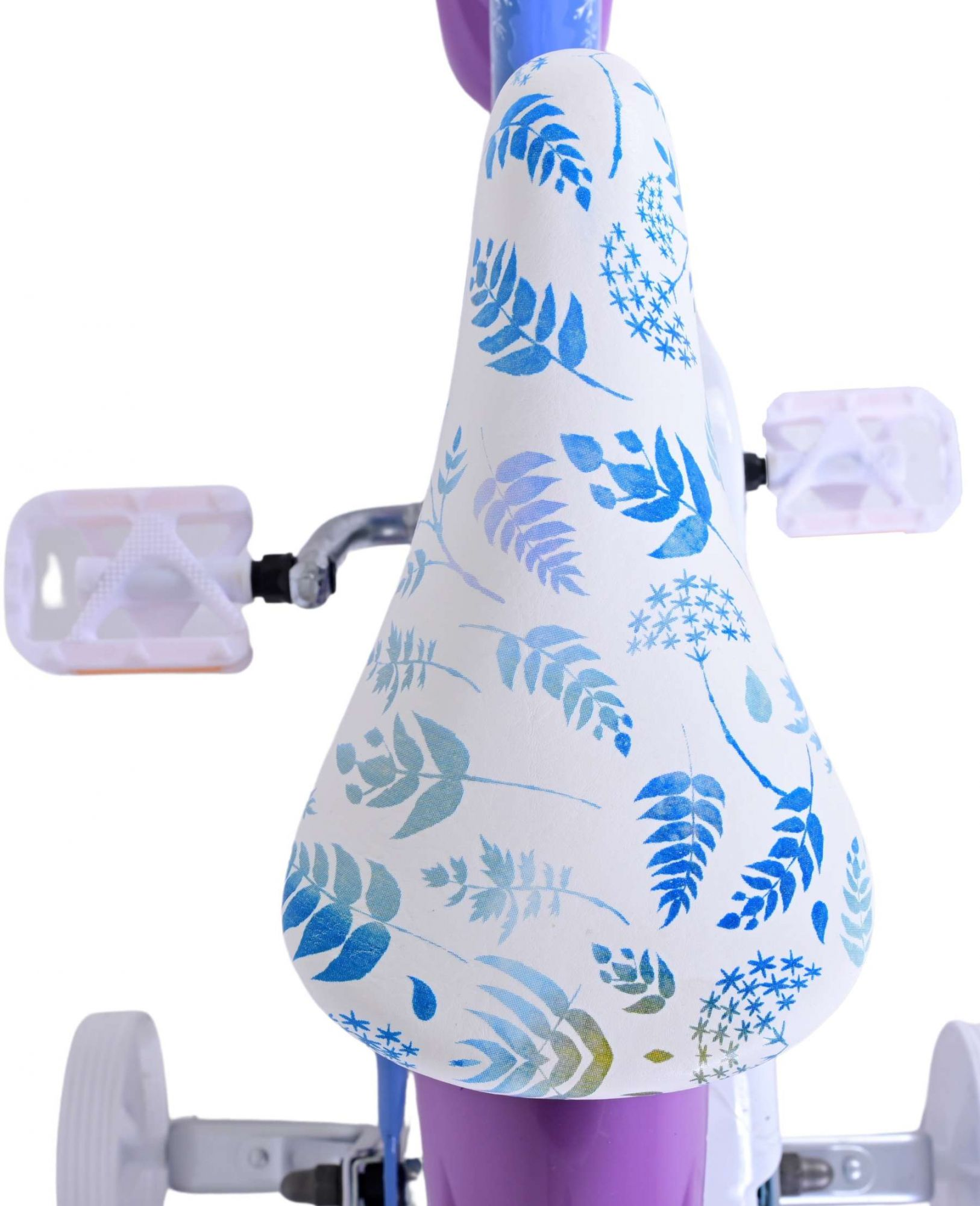 Asiento de bicicleta infantil con estampado de hojas azules. Se ven blanco y morado. Ruedines adjuntos.