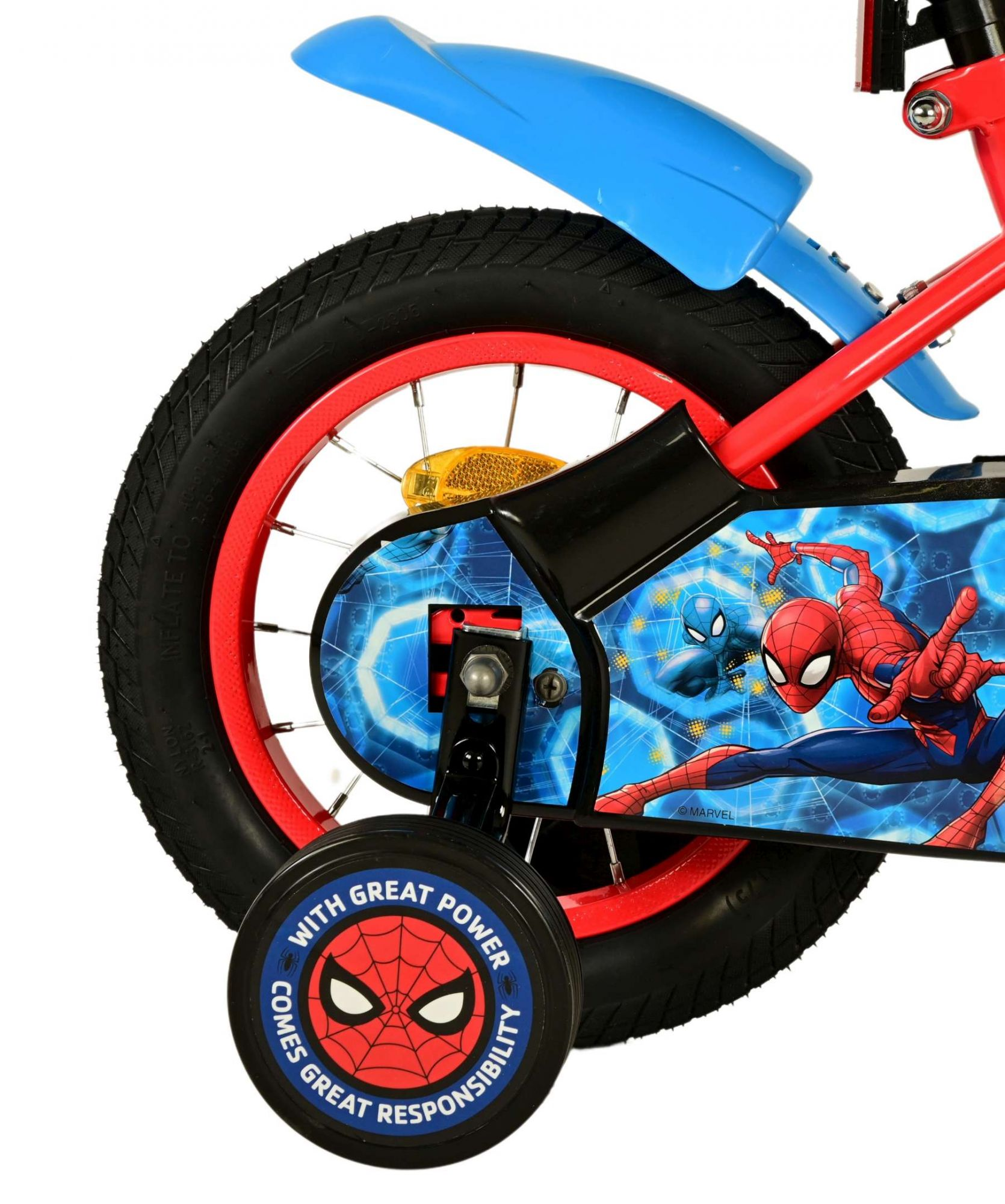 Nahaufnahme eines Spiderman-Fahrrads mit Stützrädern, zeigt das Rad und die Spiderman-Grafik.