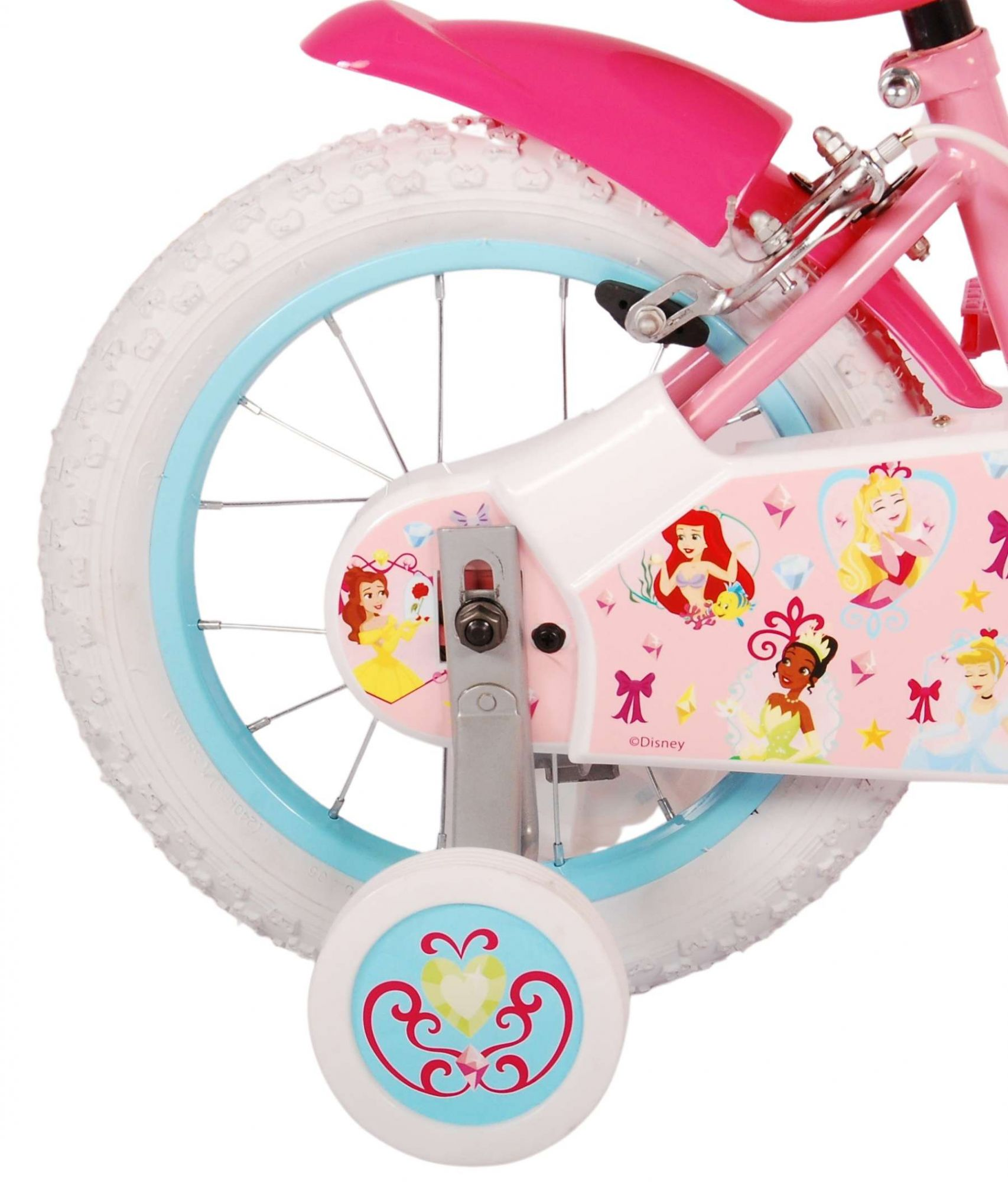 Nahaufnahme eines Kinderfahrradrads mit rosa und weißem Prinzessinnen-Design.