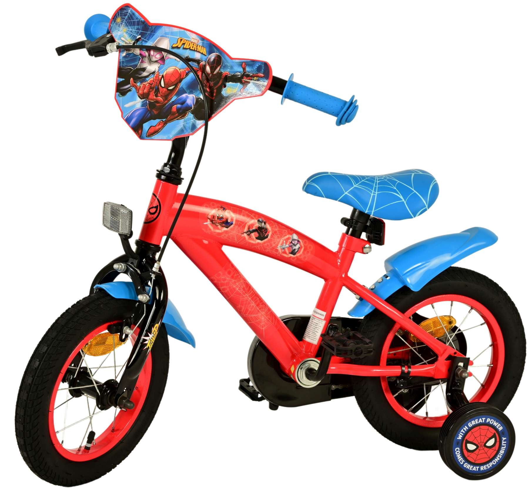 Rotes Spider-Man Fahrrad mit Stützrädern. Blaue Kotflügel und Lenkerabdeckung. Das Fahrrad steht auf Weiß.