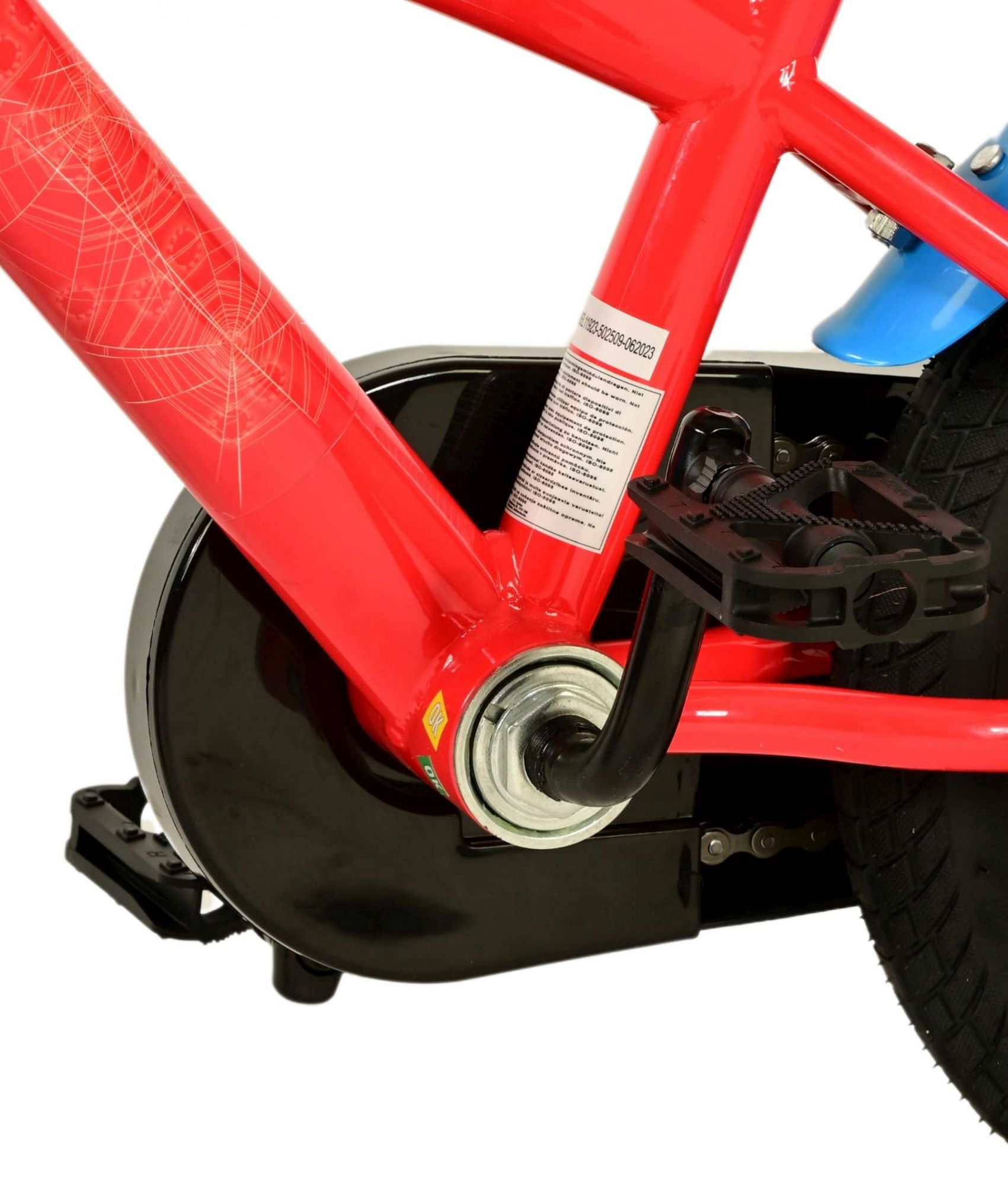 Roter Fahrradrahmen mit schwarzem Pedal und Getriebeabdeckung. Kette sichtbar. Schwarzer Reifen. Weißer Hintergrund.