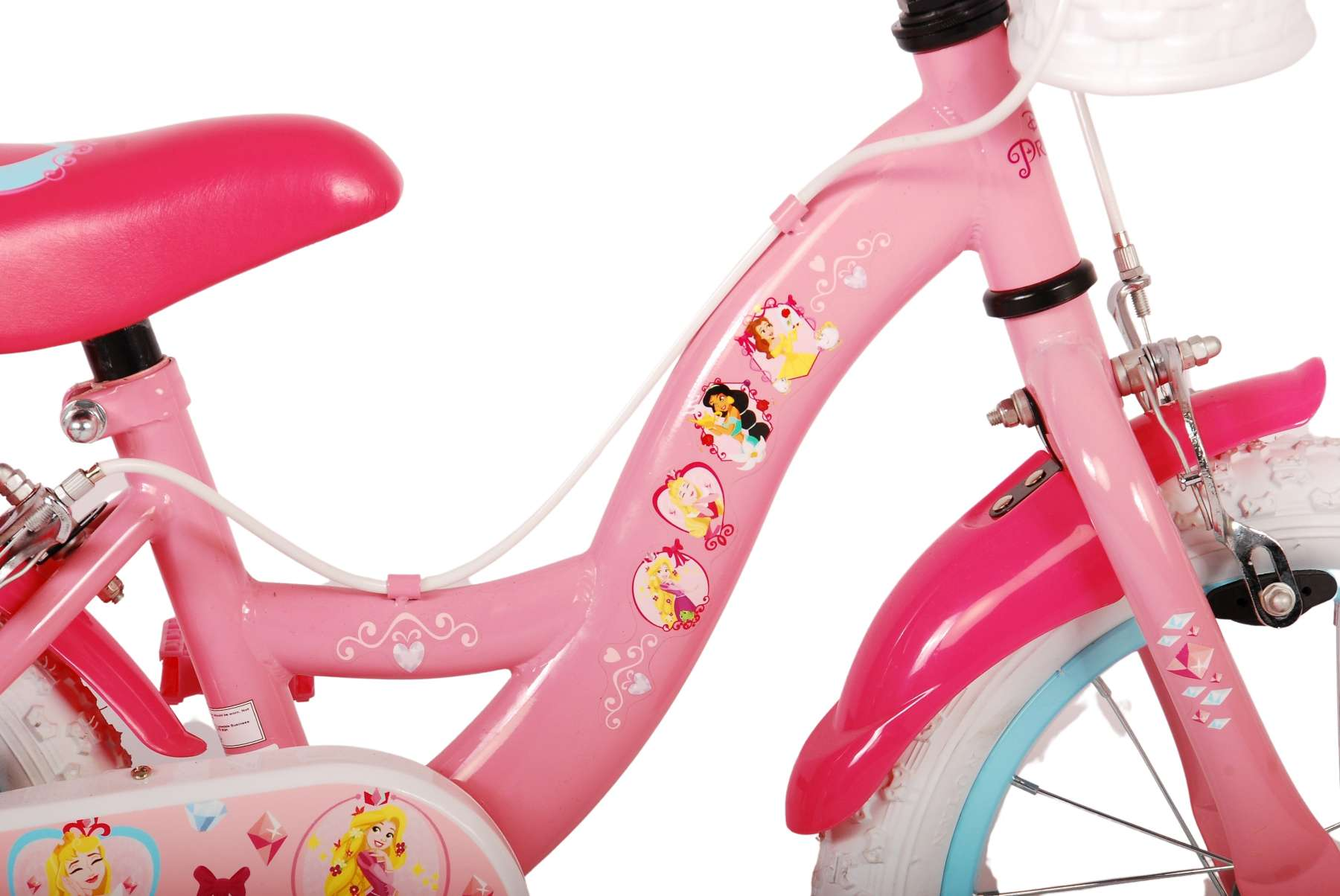Nahaufnahme eines rosa Kinderfahrradrahmens mit Prinzessinnen-Aufklebern. Ein weißes Kabel sichtbar.