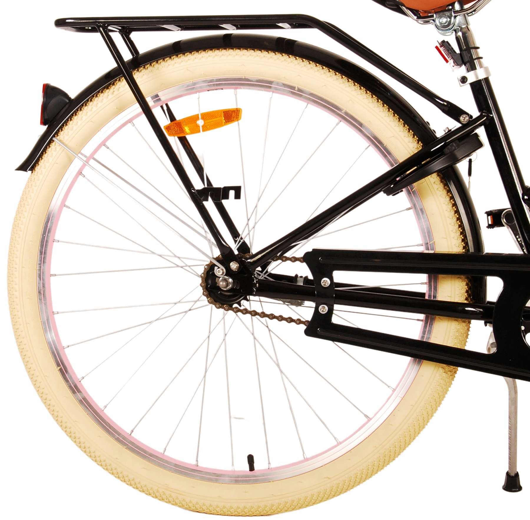 Nahaufnahme eines Fahrrad-Hinterrads. Cremefarbener Reifen, schwarzer Rahmen, Metallspeichen.