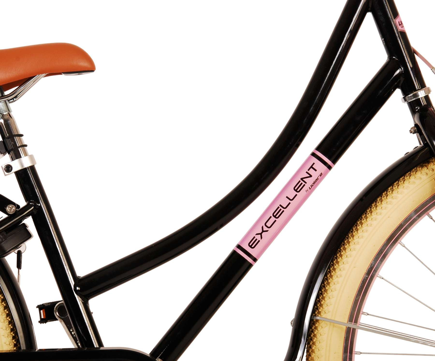 Schwarzer Fahrradrahmen mit braunem Sitz und einem rosa Aufkleber mit der Aufschrift 'EXCELLENT'.