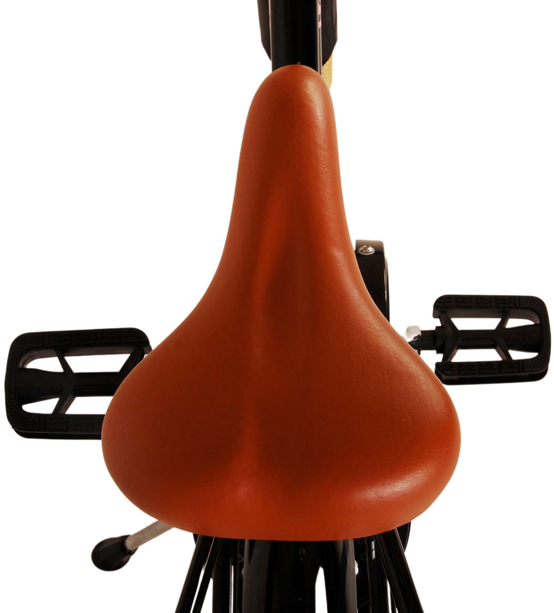 Oranger Fahrradsattel. Zeigt die Oberseite des Sattels. Es ist orangefarben und auf einem roten Rahmen montiert.